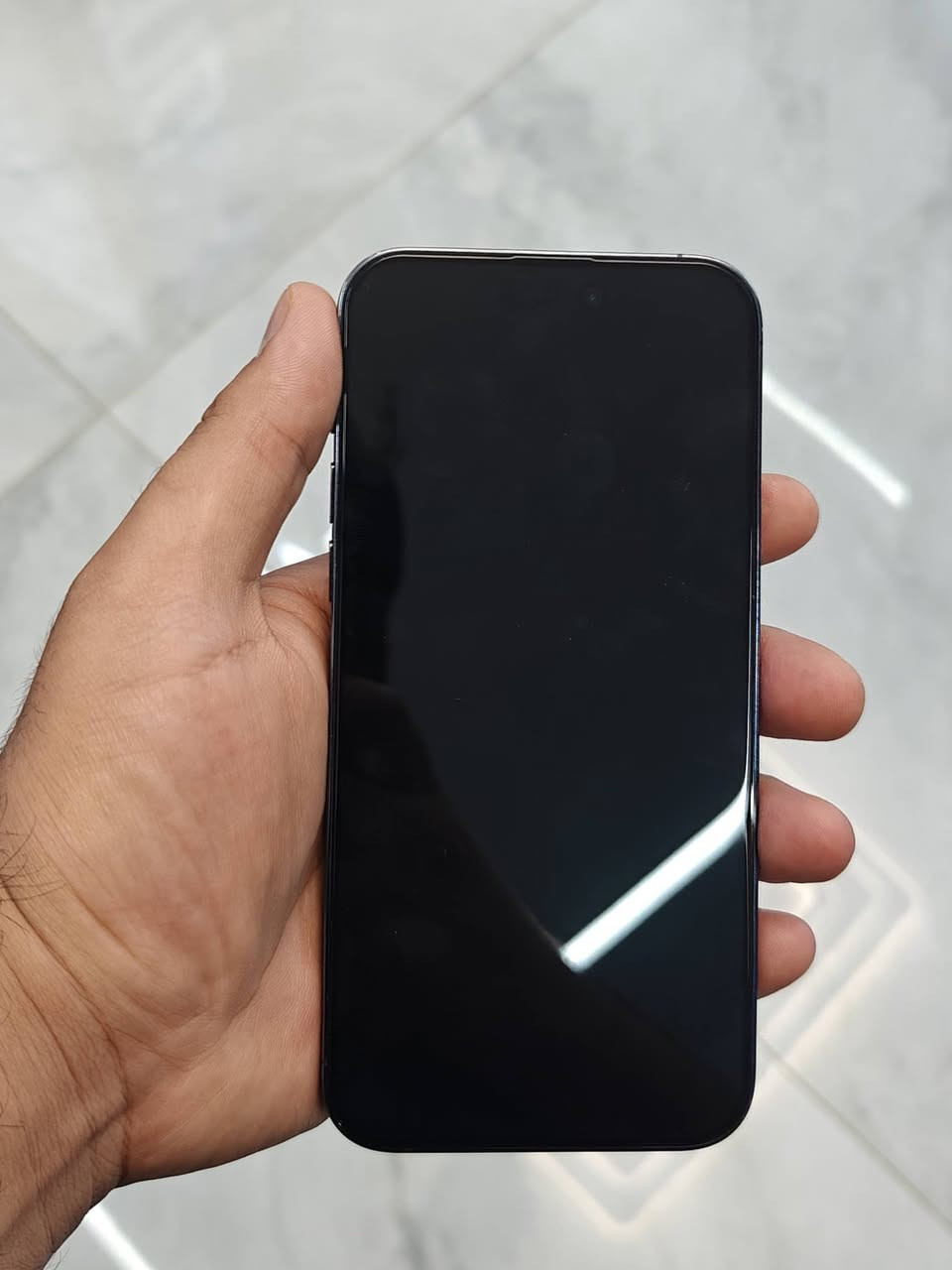 السلام عليكم ايفون 14 برو ماكس للبيع ذاكرة 256gb بطارية 86% شرق اوسط نظيف جدا  مكفول من كلشي عدا الكاميرا مبدلة و هسة هم يرادلها صيانة بيها غواش مثل ما وضح بالصور
 من تخلي الزوم 0.5 كلشي ما بيها 
السعر 700 و بي مجال بسيط
مكاني بعقوبة التحرير 
*********** خاص او واتساب
