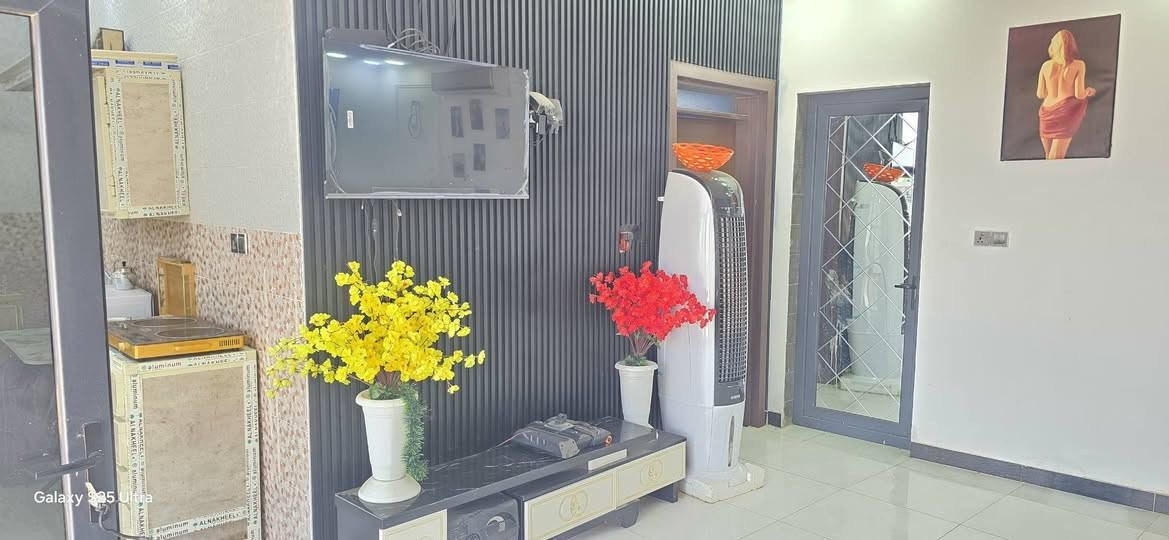 مزرعه للبيع🏡 مساحه 700 متر ببها غرفه وصاله ومطبخ وحمامات داخليه وخارجيه تباع معا الثاث كهرباء ماي  منضومه كامرات جاهزه سند 25 مداور عنوان المزرعه ع طريق الدغارة ديوانيه خلف مطعم 🍴 واثق بلمزارع تبعد عن التبليط 150 متر ***********
