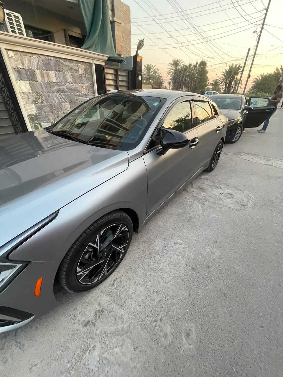 السلام عليكم كي فايف موديل2025  السعر 155
بغداد كتاب شهداء 
مواصفات محرك 2500 
مواصفات 
بصمه
كشنات تدفئة 
ستيرن تدفئة 
شحن هاتف لاسلكي 
قياده ذاتيه ؏ الخطوط السريعه
هاند بريك بصمه
تشغيل عن بعد 
مثبت سرعه 
نضام ABS
حساس أطارات 
بك لايت ليد
شاشة
كامره دواره
رادارات 
مراقبة النقطة العمياء
اشاير بالمري 
كشنات جلد 
مقعد للسائق كهربائياً
نضام قياده 4. انضمه 
تحكم ستيرن
كير أوتو + عادي
صندوك بصمه
نظام الملاحة
بانورامه 
السعر 155 
 لون سلفر مات طافي 

مكان السيارة بغداد حي الجهاد  
حادثها 5 قطعه   باب خلفي مبدل جنطه مبدل و جاملغات الخلفي. القطعتين.  باب عبري مصلح شبرين بس مرشوشه كلها   بجم امامي كبس.    155. و بيها مجال. 

***********
