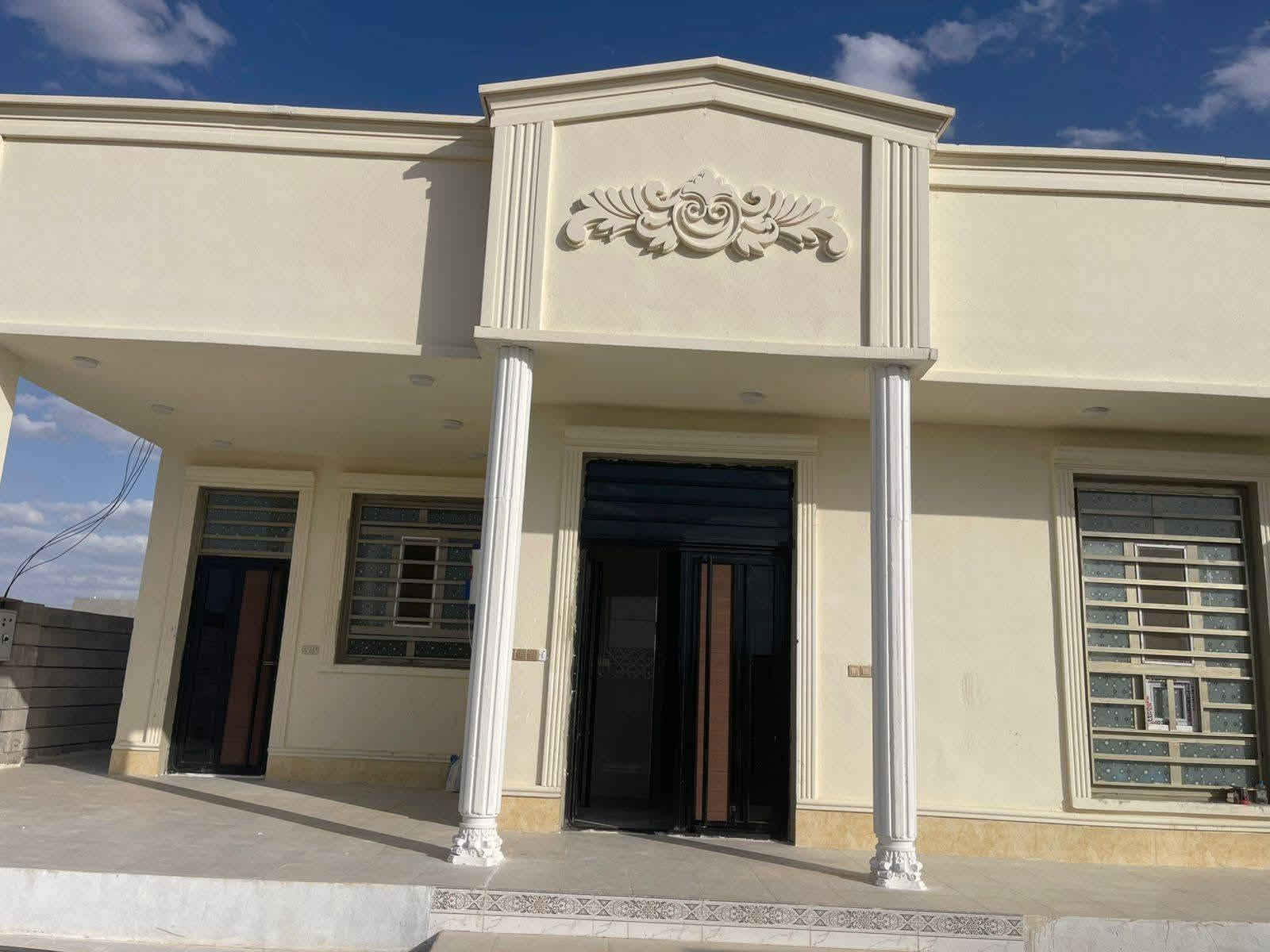 بيت للبيع في ناحية اليرموك زنكوره  على الشارع السايدين بيت جديد غير مسكون تم البناء على يد مهندس رباط ارضي بناء حجر وسمنت كتمل البناء قبل شهر تقريبا مساحة البناء 250 متر المساحة الكلية 850 خارطه حلوه مرتبه يوجد مساحة داخل السياج يمكن بناء فيها بيت ثاني  او حديقة موجود كل الخدمات ماء كهرباء مدارس روضة ومدرسة اهليه واسواق مركز صحي السعر 110 وبي مجال للشراي
