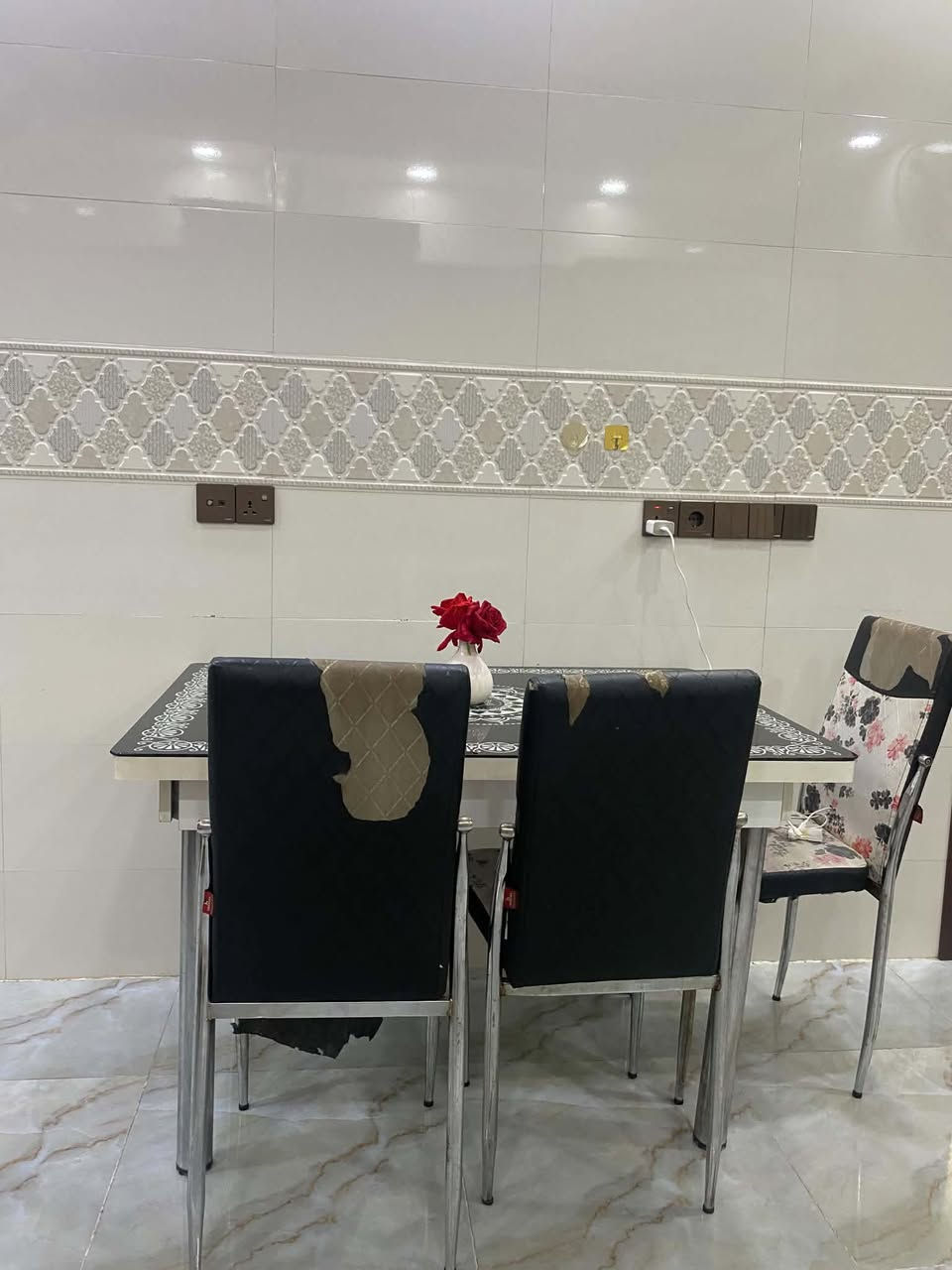 ميز طعام • ٤ كراسي