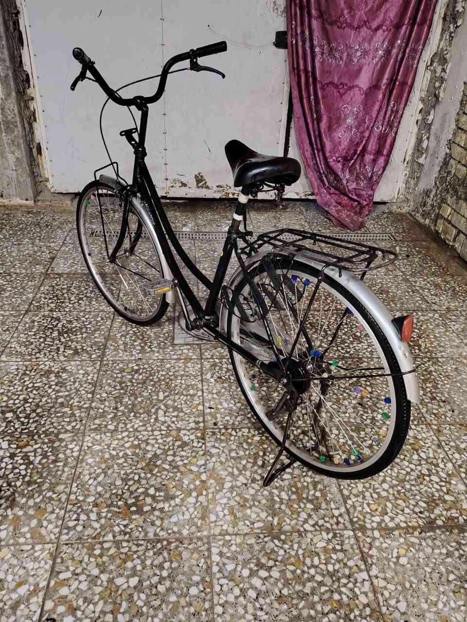 سلام عليكم بايسكل بناتي للبيع جديد كلش كلش اي نقص مابي دسك بريكات امامي خلفي جدد  سعره 95 وبي مجال للشراي مكاني بغداد حسينة مال راشدية قرب عمارة حمره رقم هاتف فقط واتساب ***********
