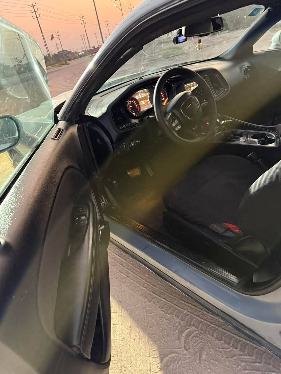 * 🚗 الموديل: Dodge Challenger 2015
* 🔰 الفئة: SXT 
* ⚙️ المحرك: 3.6 لتر V6 Pentastar
* 🔧 القير: أوتوماتيك 8 سرعات
* 🛞 الدفع: خلفي RWD
* ⛽ البنزين: بنزين عادي 
  * 🚗 الحادث: ￼جاملغ الخلفي 
 * صبغ عام بدون تغير لون 
*تبريد تدفئه شغال 
*حداده جيد جيداً 
سنوية ب اسمي 
المكان البصرة - شارع القرنة -هوير 
السعر 128 ورقه وقابل للتفاوض😊
رقم الهاتف /***********
