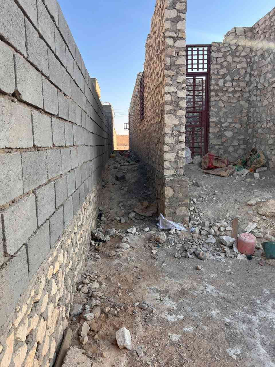هيكل للبيع مقابيل حجر صحي على شارع ٤٠م 
مساحة الأرض ٣٠٠م يحتوي ع استقبال ومطبخ وصاله داخليه وغرفتين نوم وصحيات داخليه بناء حجر درجه أولى 
يرهم بيع ويرهم مراوس بسياره
***********
