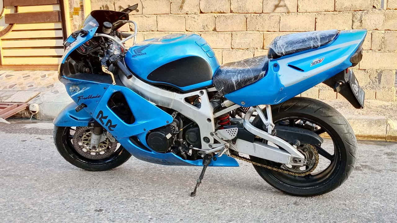 السلام عليكم...
مكلف بل نشر......صاحب الدراجة اتصال عل رقم 👍🏻
للبيع دراجة CBR 919🏍
دراجه كاملة ماناقصها شي محرك كير خير من الله 
1.2.3 بطناش ✈
 تراي وين ميعجبك وايرمنيا كلها شرط
دشبول كيجات شغالات 
 تايرات نضاف يرادلها شوية ترتيبات خارج والدراجه حلوه وكاعده 
 عنوان: موصل الجانب الايسر 
رقم تلفون *********** بي واتساب
