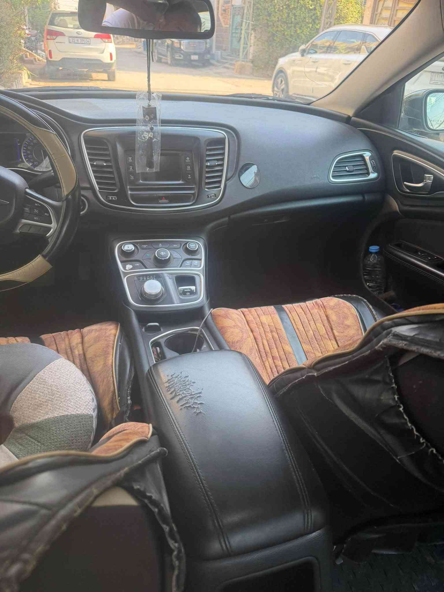 سلام عليكم ورحمة الله وبركاته كرايسلر C200 السيارة كامله كولشي مابيهه فقط تبديل الارقام كلين ضربه ماكو باامريكا لكن ضربتين بالعراق باب السايق والجاملغ اليمنه ماكو صبغ ٢٠١٦ موديل صارلهه عندي ٤ سنوات الله شاهد كوله دهن اصلي موتل ادير ومي راديتر اصلي احمر  تترحمه لوالديه اذا تاخذهه صارت ضروف واريد ابيعهه مكاني كربلاءاو بغداد خاص مفتوح او واتساب او اتصال ***********
