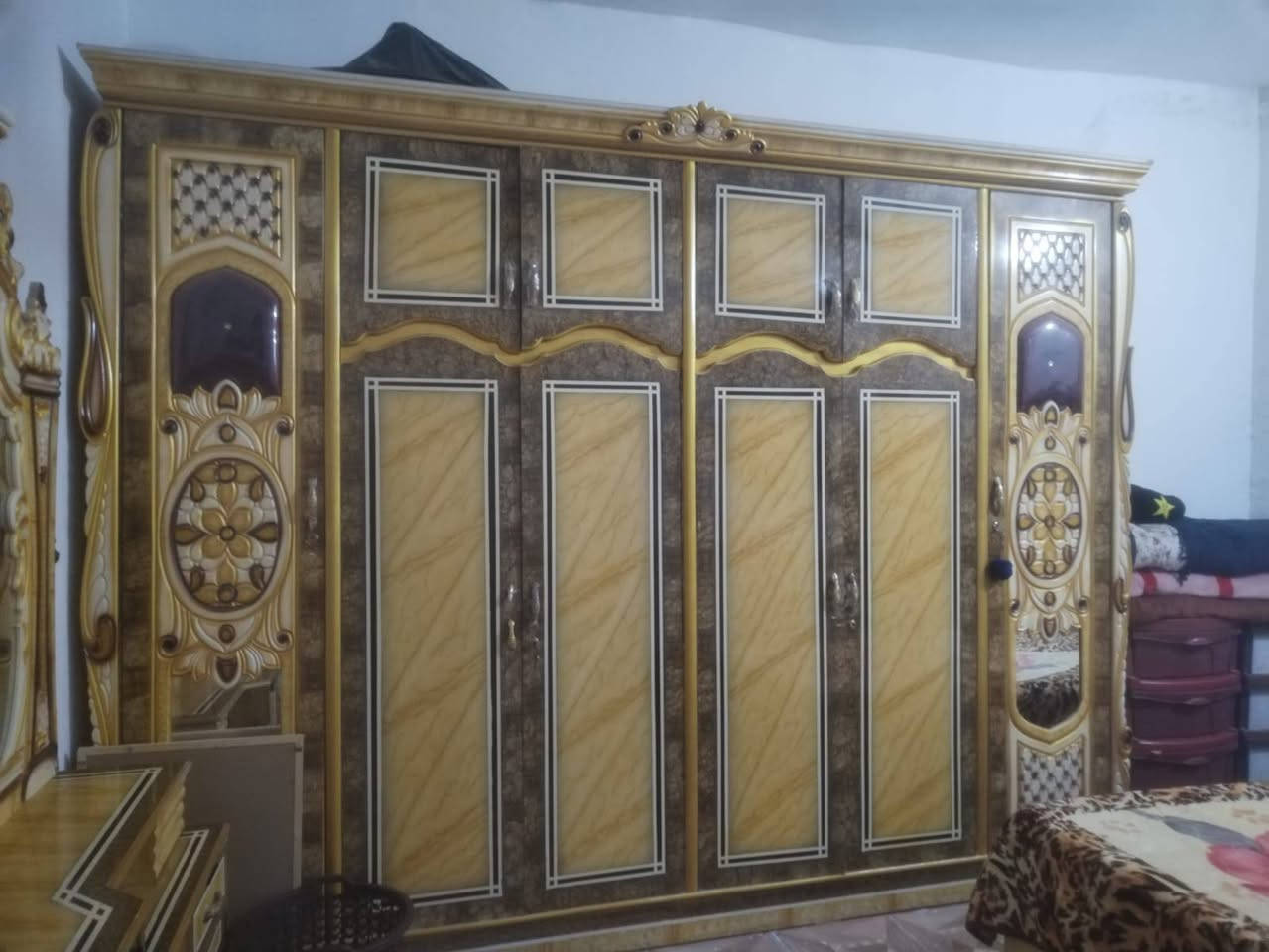 غرفه نوم • نضيفه • للبيع