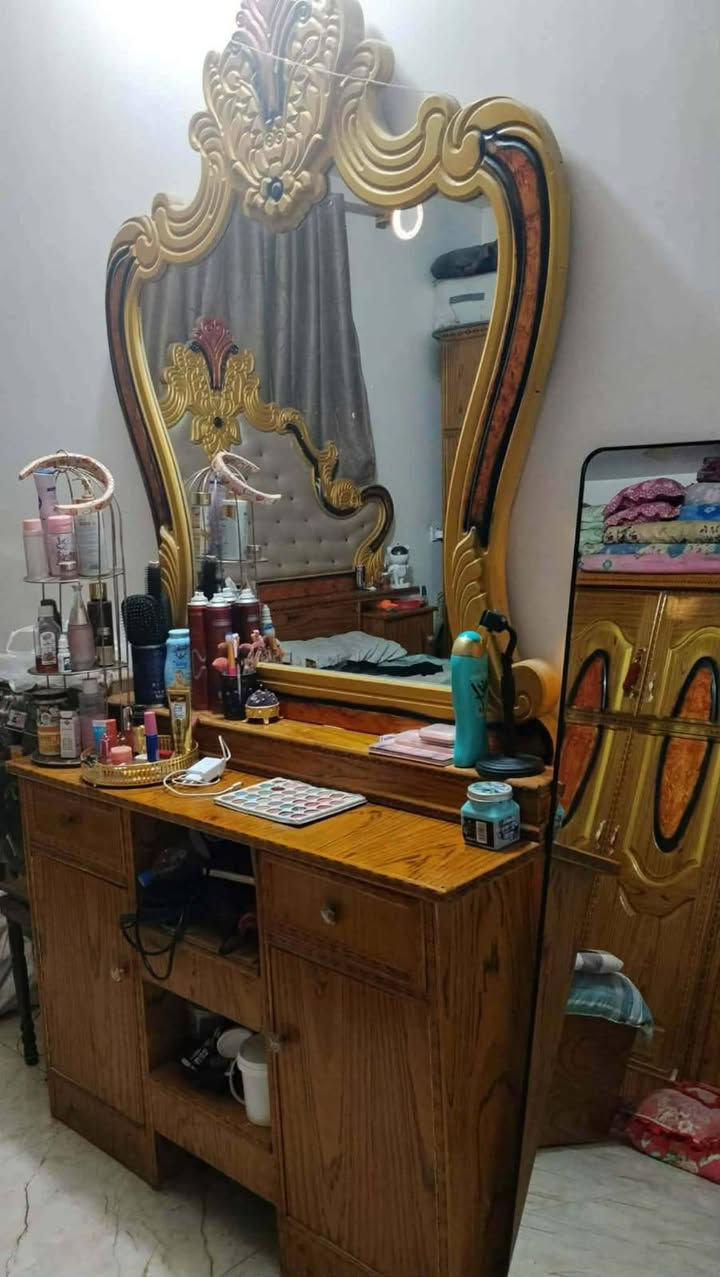 غرفة صاج
كنتور 5باب طابقين مع ملحق 
مع سرير وكومديات + ميز مرايه 

بسعر 675 الف 

بغداد 
***********

