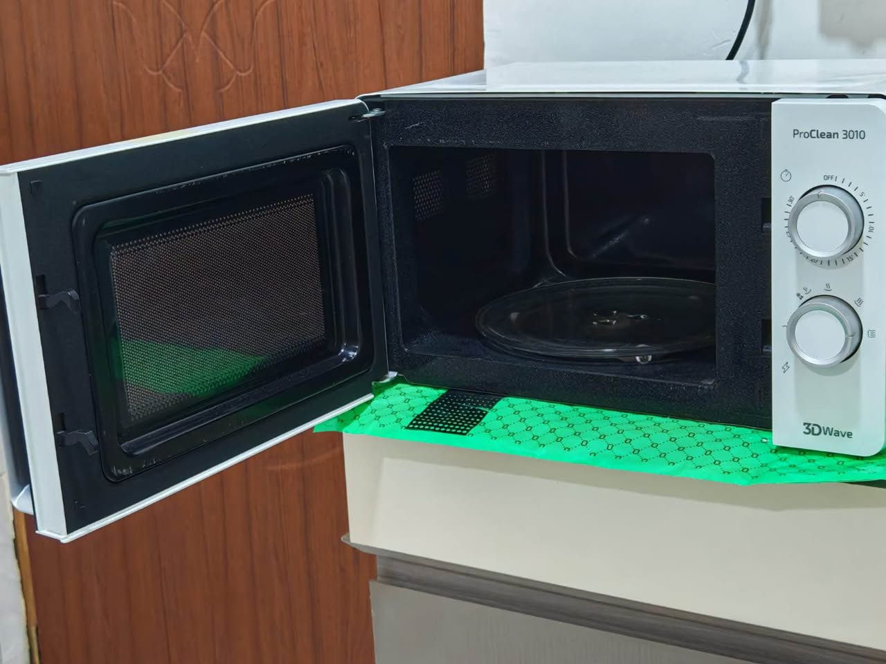 السلام عليكم ورحمة الله 
مايكرويف ماركة Cecotec ProClean 3010 الاسبانية
مؤقت ٣٠ دقيقة السعة ٢٠ لتر الباور ٧٠٠ واط
طريقة التوزيع تقنية 3d wave
السعر ٥٠ الف توصيل موجود دهل اوران, واسط
