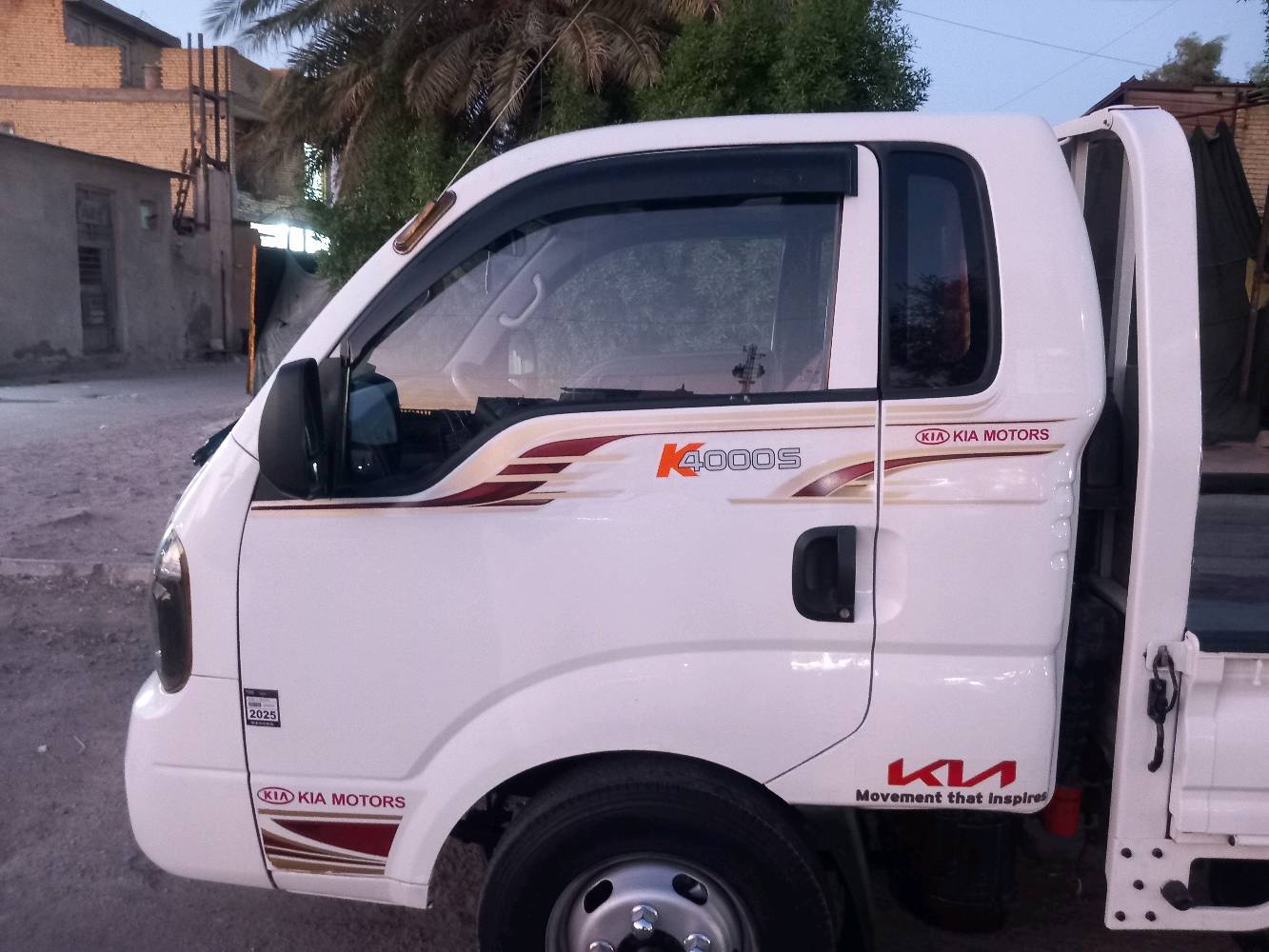 السلام عليكم سيارة كية فحل الرقم بغداد مكفولة كفالة عامة لا ضربة ولا صبغ محرك 4000 موديل 2020 تاير الخلفي 14 ماشي 94 مكان بغداد  رقم تلفون ***********