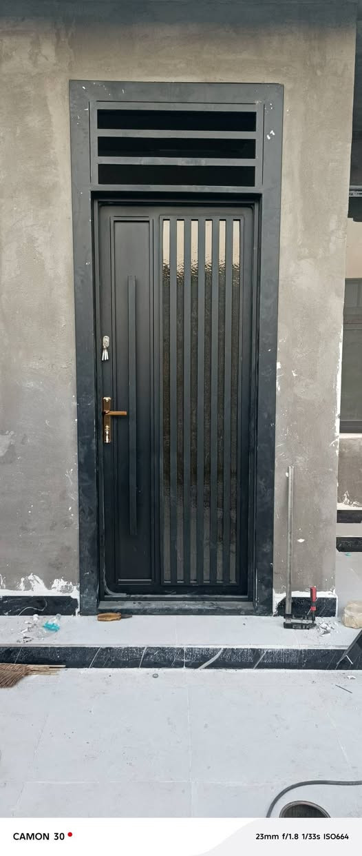 السلام عليكم بفضل الله تم شد ابواب قاصه حسب طلب الزبون حديد ثقيل. 
 مستعدون لعمل كافة اعمال الحداده عنوان الورشه البصره القرنه اسعار مناسبه يوجد توصيل 
*********** تواصل ودلل

نص مكتوب في الصور:
- CAMON 30  23mm f/1.8 1/100s ISO82
- CAMON 30  23mm f/1.8 1/33s ISO664