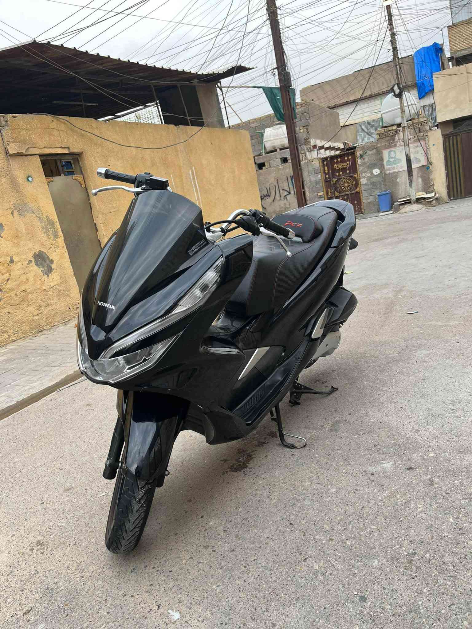 السلام عليكم PCX جيل الثالث    ياباني JF
مصارلهة هواي من نازله كفاله الدراجه كفر ومكينه لوك
ماشيه 40✅
الورقه مال مزاد✅
مكينه125✅
حساس ستان حساس ازدحام✅
المنفيس والكتلوكات والعدة هم وياها
السعر19ونص مكاني بغداد مدينت الصدر  بعد سنه اذا كلولك مفتوحه ترجتع ماسنجر ممتواجد
شراي اتصل***********
