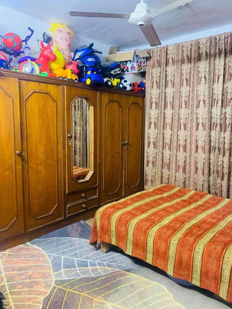 السلام عليكم
بيت مساحة ٣٠٠ متر طابو صرف طابقين ٤ غرف نوم الطابق الاول قياس ٥*٤ والثانية ٤*٤ غرفتين نوم واستقبال ٦.٥*٤ وهول ٦.٥*٤ وصالة ومطبخ ٣*٦

الطابق الثاني غرفتين نوم 
 الاولى ٥*٤ الثانية ٤*٦ 
وحديقة كبيرة 
السدة ، حي البكر ، قرب مدرسة العصر الذهبي الابتدائية للتواصل والاستفسار مراجعه مكتب الحمداني 
***********
***********
