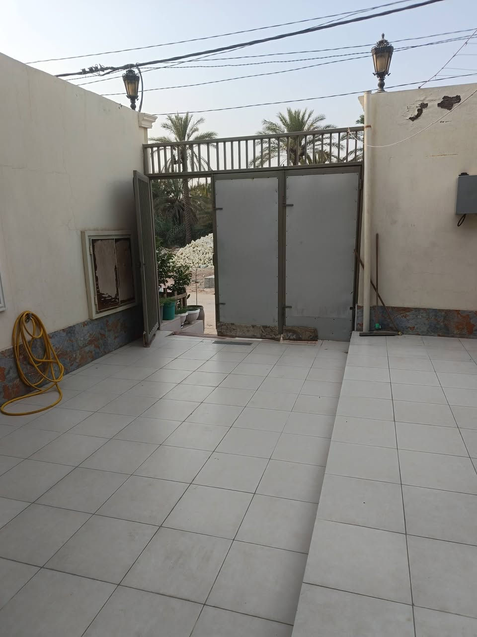 دار للبيع مساحة ٣٥٠ متر عنوان كوفه علوة الفحل الدار بناء درجة اولى معه الاثاث بعه منضومه كهرباء ٤٠ انبير حقيقي ٣ غرف نوم صاله مطبخ وستقبال السعر ٢٤٠ معه المجال الاستفسار على رقم مكتب الاسدي ***********/***********
