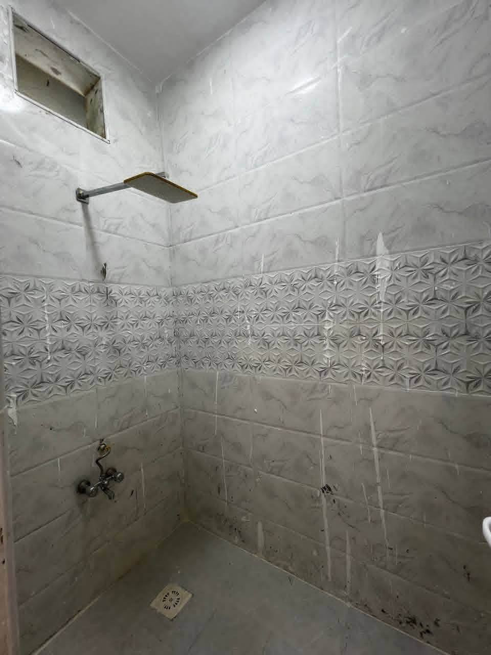 دار سكن البناء حديث
شارع تبليط 10م . ماء كهرباء انارة 
مع توفر كافة المؤسسات الحكوميه
وراح يكون عنوانه قريب مركز البصرة
ابي الخصيب - حمدان - قرب جامع فاطمة
#المساحة :: 140م
طابو زراعي عراقي نموذج 25
#يحتوي :: طارمة . استقبال . صحيات خارجية . مطبخ . صالة . صحيات داخلية
غرفتين منام . مناور . درج مؤدي للسطح
#السعر :: 85 مليون قابل للتفاوض 
#للأستفسار :: *********** البصرة, العراق
