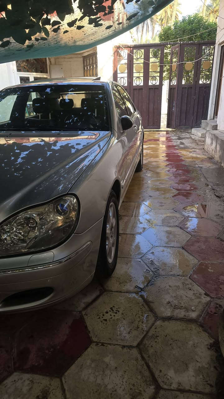 السلام عليكم
للبيع. للبيع.للبيع 
مارسدس 2003 ...320 s جديدة كلش بمعنى الكلمة 
تسجيل جديد قرار ١٠٢الجديد بسمنا السيارة تسجيل على ادينة 
بيهه صبغ قليل جداً شرط الفحص 
إدارة  كاملة من كلشي مال جنيان مابيهه اي نقص مكينة حدادة كير سيرفس كامل تخم تاير 
اسعر .١٣٥ 
مكان السيارة ....كربلاء 
***********

نص مكتوب في الصور:
- 29°C