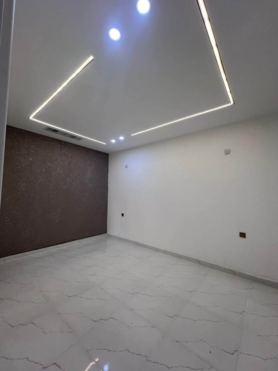 سلام عليكم
بيت للإيجار فول مواصفات 
بناء حديث وبأحلى منطقة بكركوك 
عنوان : حي الواسطي / شارع عريض 
مواصفات : بيها غرفتين نوم  وهول  ومطبخ وصحيات وكراج للسيارة 
ملاحظة : مدخل واحد ما بيها استقبال فقط هول..
للتواصل  
رقم اسيا : ***********
واتساب : *********** 
وشكراً
