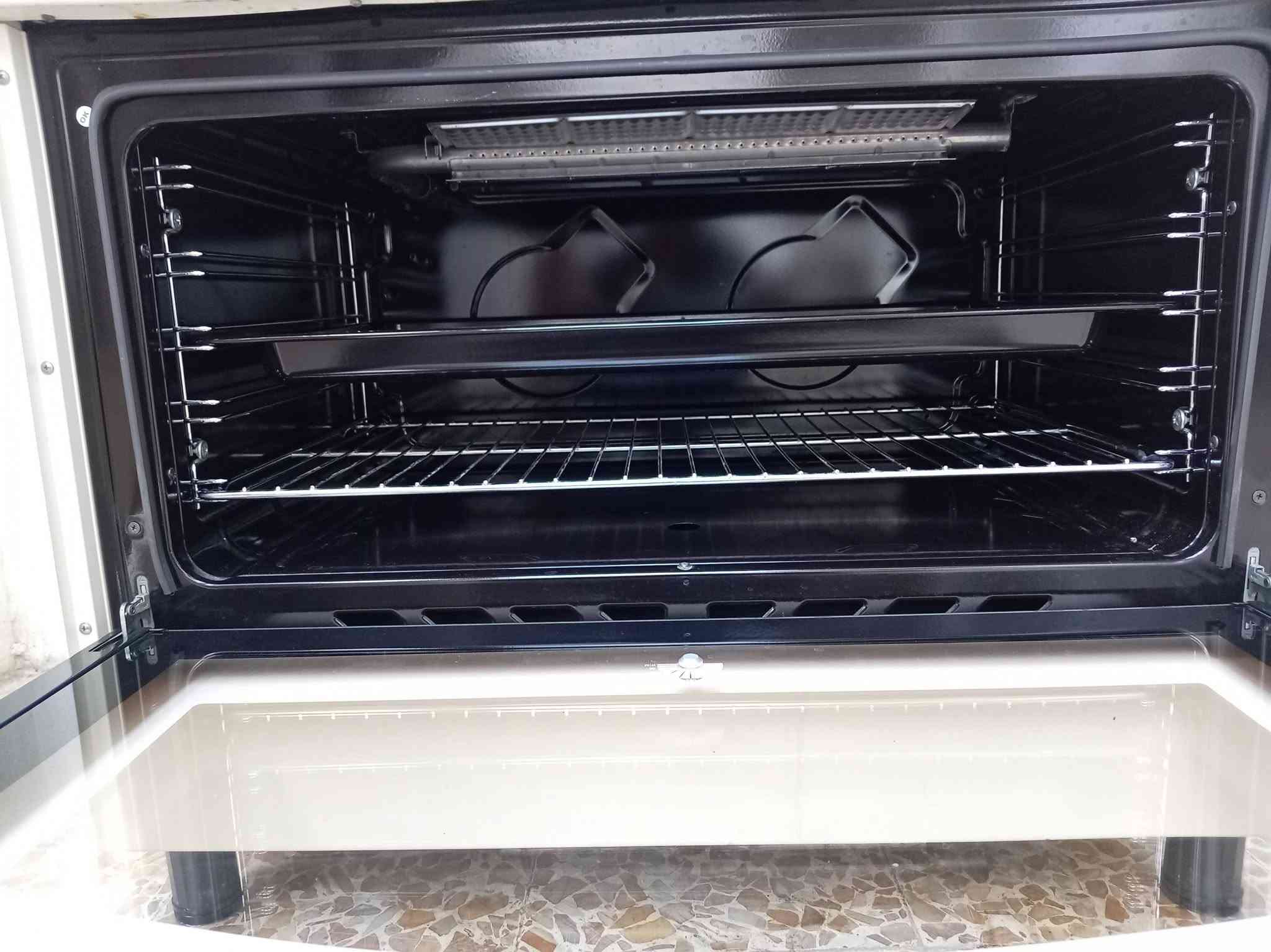 طباخ سنفر إيطالي تجميع تركي نظام بوري فرن خطين يشتغل قياس90×60 شغال فرن شغال جداً نظيف 
غساله نوال 12 كيلو شغالة شرط
العنوان موصل جانب الايمن رجم حديد للاستفسار
***********
