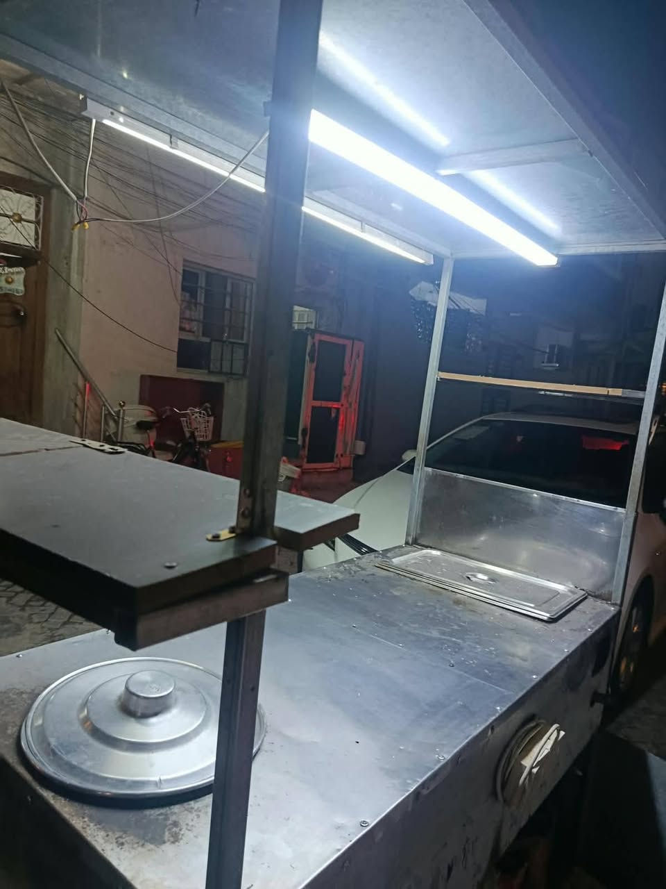 عربانه متحركه مال بتيته حلزونيه وذره وترهم لبلبي وباگله حمس بالصوص 
وغراضها كاملها مكمله بلا نقص 
م̷ـــِْن اناره لدات بيها 2 ونقاط بيها 2
مكينة البتيته الحلزونيه
المنضم والصوندات
علب البهارات 6
والجدر والطاوه
وبيها بوب تنقفل الاغراض داخلها  واضح بالصور اللي يريدها ب225 وبيها مجال مكاني اعظميه للتواصل ***********
