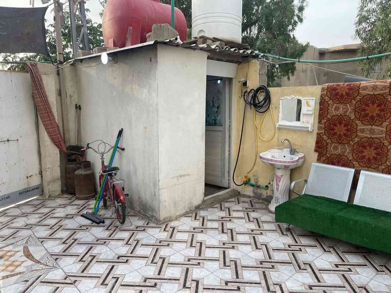 السلام عليكم بيت المساحه الكليه ٢٥٠م طابو زراعي بأسم عراقي عقد وكاله ونسخه من الطابو مساحة البناء ١٥٠م يقع البيت على نهر .
يحتوي البيت على غرف عدد اثنين وصحيات داخليه وخارجيه واستقبال ومطبخ وحديقه وطارمة كبيرة تصلح كراج للسيارة مع مساحة خلف الدار .
 البيت حلو ومرتب موقع البيت طريق صحراء خلف معرض الراشد السعر المطلوب ٩٠ قابل لتفاوض الاتصال . 
***********
***********
السلام عليكم بيت المساحه الكليه ٢٥٠م طابو زراعي بأسم عراقي عقد وكاله ونسخه من الطابو مساحة البناء ١٥٠م يقع البيت على نهر .

