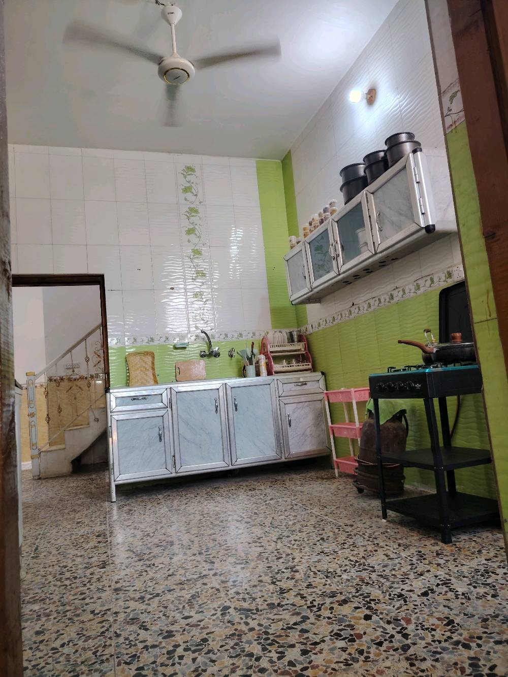 دار للبيع في كربلاء مساحة 100 متر طابو صرف سكني حي الطاقة قطاع ١٨ قرب مدرسة وليد الكعبة موقع البيت على شكل حرف T واجه البيت 5متر النزال 20 البيت عالي عن الشارع متر يبعد عنك الامام الحسين 6كيلو يتكون البيت من غرفة النوم واحدة ومطبخ و وحمام ومرافق وستقبال واثنين منور وسطح عدد اثنين وبيتونا وطارمة وممر   والمنطقة كاملة الخدمات ماء مجاري تبليط كهرباء مقرنس و مدارس ومستشفى وكراج وخط للسيارات 500 دينار إلى الامام سعر الدار(110) رقم الجوال( ***********) ابو علي