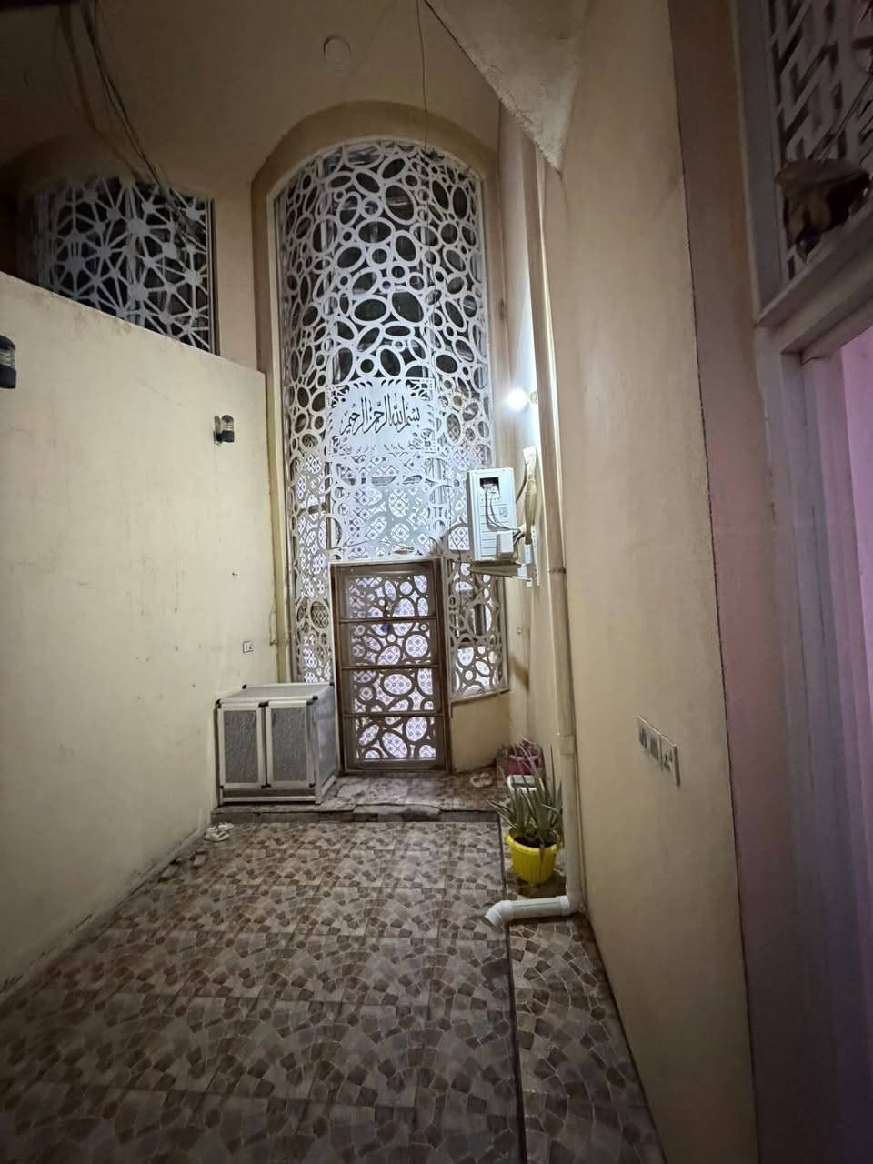 السلام عليكم ورحمه الله وبركاته 
دار للبيع مساحه 150متر واجه 7ونص ونزال 20طابقين طابو زراعي سند 25 موقع الدار ابو خستاوي شارع الغسل دار نضيف جدا محتويات الدار غرفه جوه وغرفه فوك ستقبال هول مطبخ مجمع صحيات خارجيه وداخليه الاستفسار اكثر الاتصال ***********

