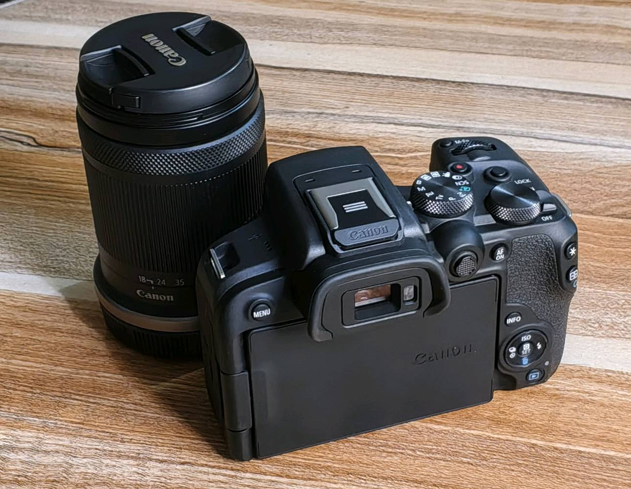 ‏السلام عليكم
‏كاميرا Canon R10 بحالة الزيرو تماماً (استخدام نظيف جدا 100%) بيها ضمان حقيقي مستمر من محل ببغداد ومكفولة بالكامل بدون أي عطل أو خدش
‏التفاصيل:
‏الجسم نظيف وكل الازرار شغالة تفحصها بنفسك
‏عداد الغالق بحدود 9 آلاف فقط 
‏العدسة: الشاملة 18-150mm الأفضل والأغلى من العادية ال45mm
‏
‏الملحقات الكاملة:
‏ العلبة الأصلية + الكتالوجات والأكياس الاصلية + الشاحن والبطارية الأصلية + حقيبة كانون + حزام الرقبة + الكاميرا + العدسة
‏
‏أبرز المواصفات:
‏مستشعر بدقة 24.2 ميغابكسل (APS-C)
‏شاشة قلابة سهلة للتحكم والرؤية
‏سرعة التقاط 15 بالثانية ميكانيكي و23 الكتروني
‏سرعة الفوكس قوية جدا مع تتبع العين
‏تصوير فيديو بجودة 4K بمعدل 60fps، وتصوير بطيء Slow Motion بدقة 1080 بمعدل 120fps.
‏مدى أيزو حتى 32,000 (قابل للتوسعة حتى 51,200).
‏الكاميرا باختصار جديدة جداً  ونظيفة
‏
‏السعر: 1،300,000  قفل
‏المكان: الفلوجة حي الشرطة
‏للتواصل واتساب: ***********