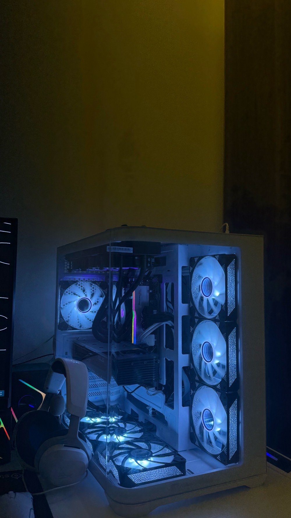 🖥️🔥 PC + SETUP كامل للبيع | نظيف جدًا

للبيع PC مع Setup كامل، مستخدم لمدة شهر فقط، وجميع القطع جديدة وحالتها ممتازة.

🎮 مواصفات الـPC:

🔹 CPU: Intel Core i5-14400F — المعالج: إنتل كور i5-14400F

🔹 GPU: ASUS PRIME GeForce RTX 5060 OC 8GB — كرت الشاشة: أسوس برايم RTX 5060 OC سعة 8GB

🔹 Motherboard: ASUS PRIME B760M-K DDR5 — اللوحة الأم: أسوس برايم B760M-K DDR5

🔹 CPU Cooler: Cooler Master MasterLiquid ML240L RGB 240mm — المبرد المائي: كولر ماستر ML240L RGB قياس 240mm

🔹 RAM: G.Skill Ripjaws M5 RGB DDR5 32GB 6000MHz (2×16GB) — الرام: جي سكيل ريبجوز M5 RGB DDR5 سعة 32GB بتردد 6000MHz

🔹 PSU: MSI MAG A650GL PCIe 5 650W Gold Full Modular — مزود الطاقة: إم إس آي MAG A650GL PCIe 5 بقوة 650W Gold وFully Modular

🔹 SSD: WD Blue SN5100 1TB PCIe 4.0 NVMe — وحدة التخزين: ويسترن ديجيتال WD Blue SN5100 سعة 1TB PCIe 4.0 NVMe

🔹 Case: Jungle Leopard AC01 + 7 ARGB Fans — الكيس: جانغل ليوبارد AC01 مع 7 مراوح ARGB

🖥️ محتويات الـSETUP:

• Monitor: Samsung Odyssey G5 27” 2K 165Hz — الشاشة: سامسونج أوديسي G5 قياس 27 إنچ، 2K، 165Hz

• Keyboard & Mouse: Red Thunder — الكيبورد والماوس: ريد ثندر

• Headset: HyperX — السماعة: هايبر إكس

• Gaming Chair: RLINDI — الكرسي: RLINDI

• Digital Clock — ساعة رقمية

• Desk — ميز / مكتب جديد

• RGB Lighting — إضاءة RGB 🌈

✨ الجهاز والـSetup بحالة ممتازة ونظيف جدًا، استخدام شهرين فقط.

💰 السعر: 2,250,000 د.ع
🤝 السعر قابل للتفاوض للجادين

📍 العنوان: صلاح الدين / سامراء
🚚 التوصيل متوفر

📸 الصور حقيقية للجهاز والـSetup.
b
📩 للاستفسار والتفاصيل، مراسلة خاص.

📱***********
التجميعة عليها ضمان بعد لو خلص؟ وإذا موجود، شكد المدة وعلى أي قطع بالضبط؟: 
عليها ضمان شهر 
شنو حالة القطع هسه؟ بيها أي صيانة/تبديل/خدوش أو ملاحظات لازم المشتري يعرفها؟: 
القطع جديدة وحالة ممتازة
الشاشة سامسونگ Odyssey G5: شكد عليها استخدام تقريبًا؟ وبيها أي بكسلات ميتة/خدوش/هالات أو مشاكل بالمنحني؟: 
شاشة جديدة استخدام شهر
شنو السعر النهائي إذا البيع سريع؟ وتريد تسليم يد بيد بسامراء لو هم ترسل/توصّل لباقي المناطق؟: 
السعر النهائي 2مليون عراقي
توصيل متوفر لكل مكان.