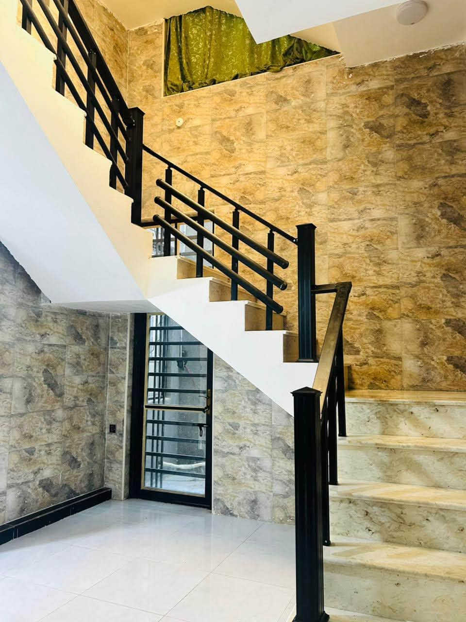 🏠 / دار للبيع طابقين --------طابو زراعي
            
المساحة 200 متر (10*20)

الطابق الاول 
مطبخ _كليدور   _صاله _غرف نوم عدد 2 نظام سويت 

الطابق الثاني _كامل من كلشي 
4غرف نوم _ كليدور _ صحيات عدد 2 
       
 🌎 الموقع / شارع 100 التقسيم الجديد خلف معمل الكارتون  او محطه غسل شارع 100

              
للأستفسار اكثر الاتصال 
***********

***********
