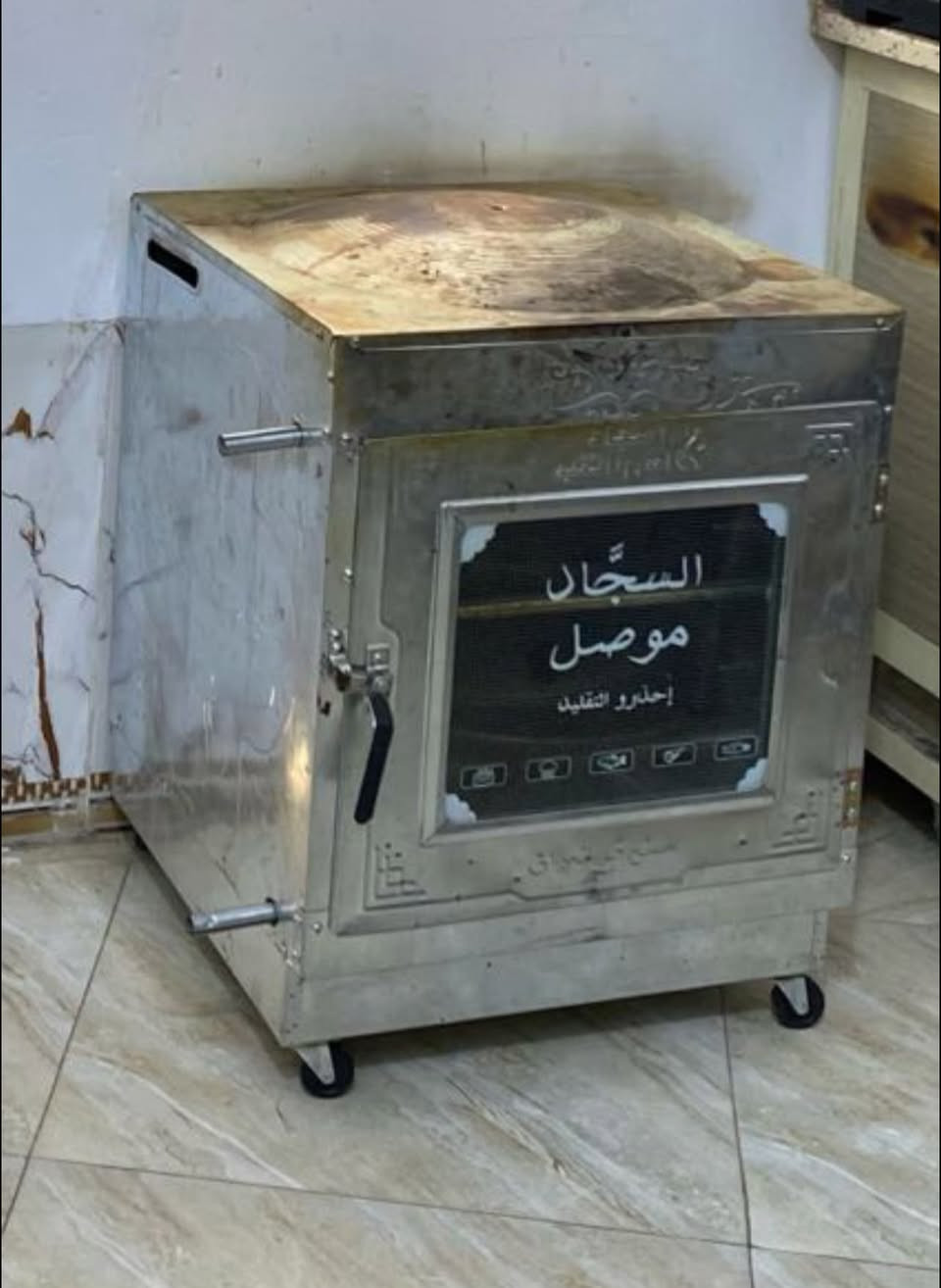 السلام عليكم 
عارضه افقيه عدد ٢ 
عارضه عموديه عدد ١ 
طباخ صغير ٤ عيون 
طباخ كبير ٣ عيون 
فرن طبقتين مع ملحقاته 
للبيع التواصل على الخاص او على الواتس اب 
***********
