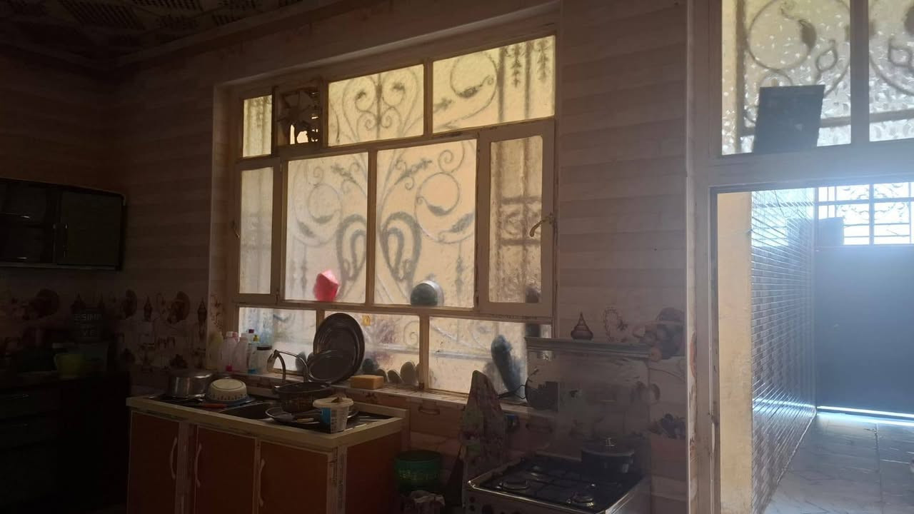 عقار استثماري المساحة ٢٠٠متر بناء ٢٠٢٠ مسلح كونكريت يقع على الشارع العام حي الوحدة يتكون من بيت ارضي ومحلات عدد ٢ وشقق عدد٢ الوارد السنوي١٢مليون للإستفسار الاتصال ***********
