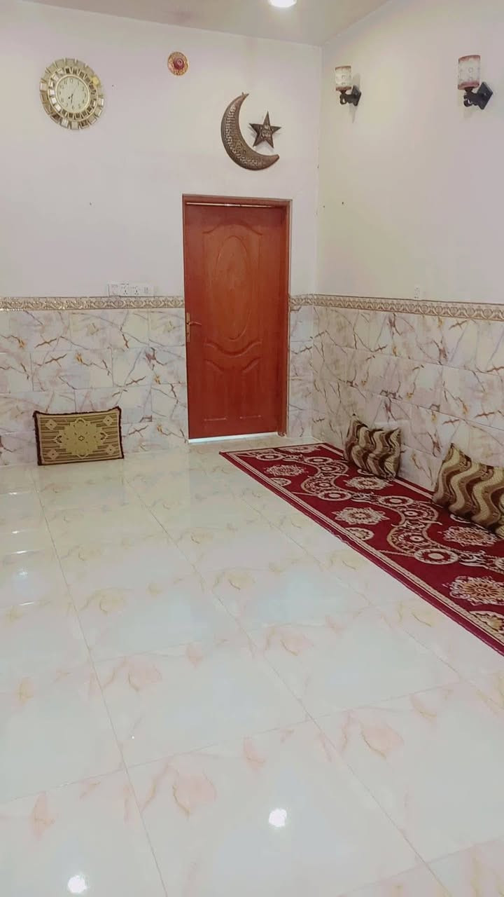 دار للبيع  100متر السعر32وبي مجال
يحتوي علىٰ غرفه وصاله وستقبال ومطبخ وصحيات داخليه وخارجيه  ومنو ر سطح كامل طابو زراعي سند 25 
البناء طابوك سقف عكاده

عنوانه نجف كوفه حي ميسان  شارع  سكله الكرعاوي ***********
