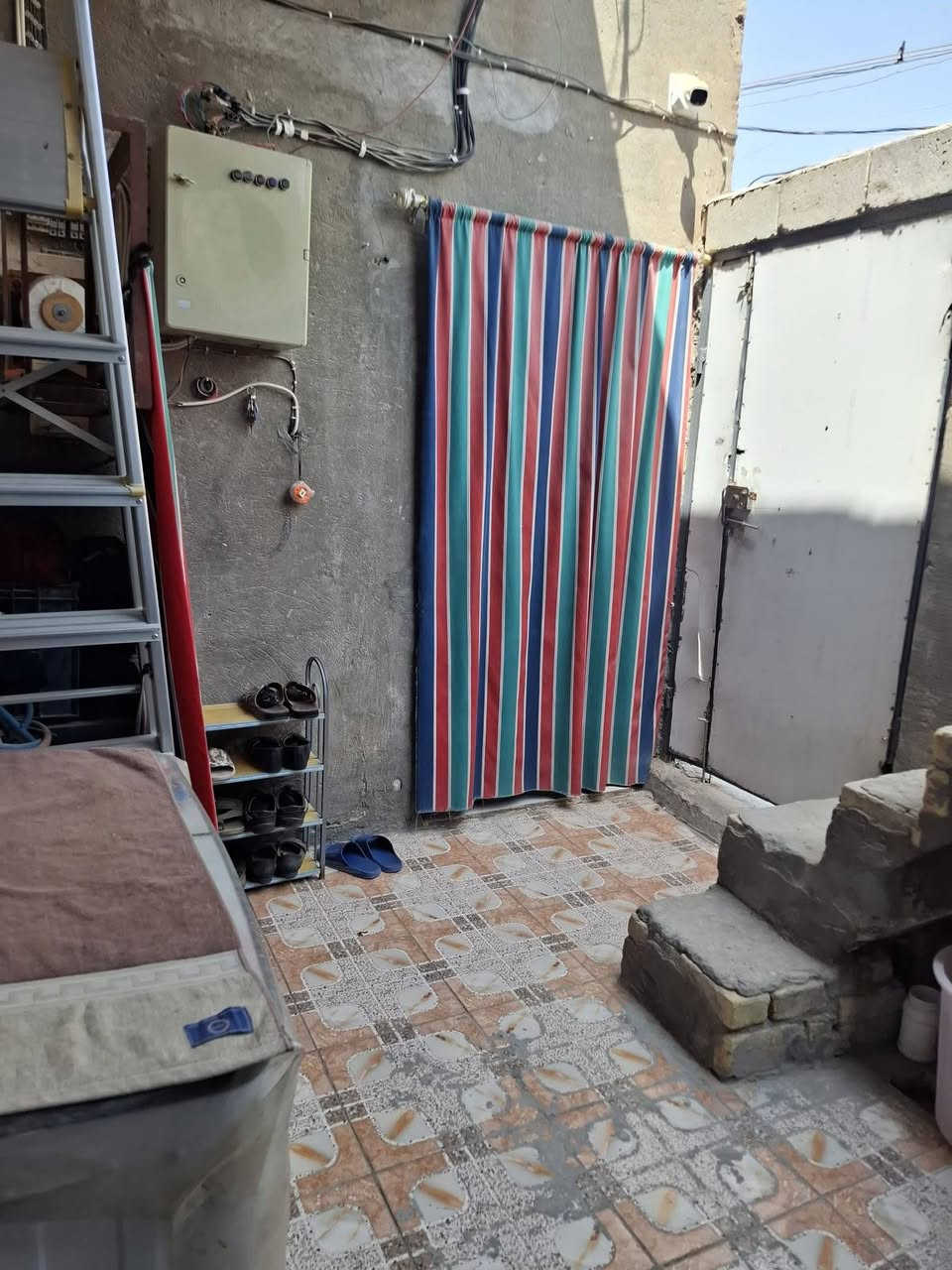 بيت للبيع مساحة 100م  ركن غرفتين وصاله وبراني وصحيات سقف عكاده نظيف وجاهز للسكن نوع العقار زراعي منطقة 7نيسان  شارع مقرنص للاستفسار خاص او الاتصال ع الرقم ***********
