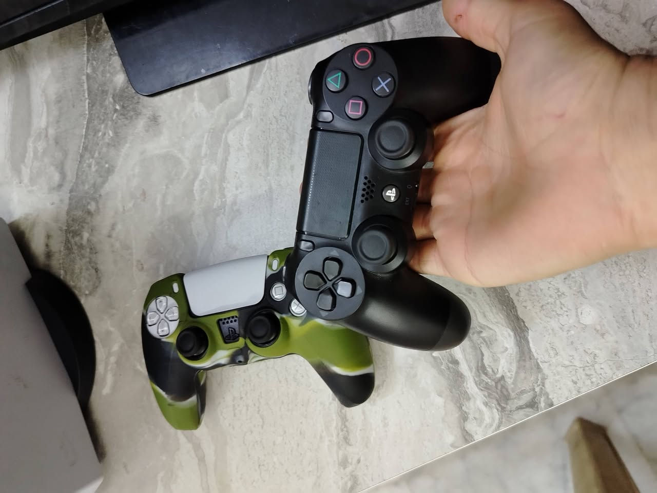 للبيع جهاز بلايستيشن 5 (PS5 Fat) الإصدار الأساسي المميز بمحرك الأقراص (سيديات)، بحالة ممتازة جداً ونظافة خيالية (أخت الجديد تماماً)، استخدام شخصي خفيف وحشيم جداً. الجهاز خالي تماماً من أي عيوب فنية أو خدوش، ويعمل بكفاءة عالية جداً وبدون أي مشاكل حرارة أو صوت مراوح، وجميع الأزرار ومحرك الأقراص شغالين 100%.
ملحقات الجهاز المتوفرة:
•يد Ps4 جديدة غير مستخدمة جداً قليل. 
•  يد التحكم الأصلية (DualSense) بحالة ممتازة وبدون أي استجابة بطيئة أو مشكلة في الأزرار+قطع الكير مغناطيسي. 
•  كابل الطاقة الأصلي + كابل HD الأصلي عالي السرعة من شركة Sony. 
•  قاعدة التثبيت الأصلية (للوضعين العمودي والأفقي). 
•  الكرتونة والعلبة
•  [اختياري: ذكر أي ألعاب أو يد إضافية إن وجدت].
تفاصيل إضافية:
•  الجهاز جاهز تماماً للمعاينة والتجربة المباشرة قبل الشراء للبيع بضمير مرتاح.
•  البيع كاش فقط، ولا يوجد رغبة بالبدل.
السعر المطلوب : [850 وبي مجال] 
المكان / المنطقة: [حي العدل ]
للتواصل والاستفسار: [  *********** ]
للبيع جهاز بلايستيشن 5 (PS5 Fat) الإصدار الأساسي المميز بمحرك الأقراص (سيديات)، بحالة ممتازة جداً ونظافة خيالية (أخت الجديد تماماً)، استخدام شخصي خفيف وحشيم جداً. الجهاز خالي تماماً من أي عيوب فنية أو خدوش، ويعمل بكفاءة عالية جداً وبدون أي مشاكل حرارة أو صوت مراوح، وجميع الأزرار ومحرك الأقراص شغالين 100%.
