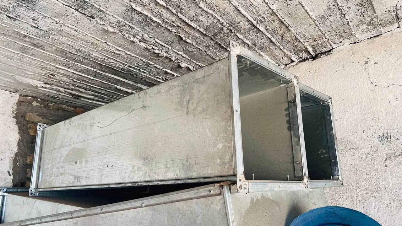 ✨ متاح للبيع ✨
دكت مع بوجه بحالة جيدة، مناسب للمطاعم، المطابخ، وكذلك للمبردات الخارجية.
📏 الطول: 5 أمتار
💰 السعر: مناسب
للاستفسار والشراء: 📞 اتصل على الرقم، *********** أو اكتب تم في التعليقات، وسيصلك السعر على الخاص
