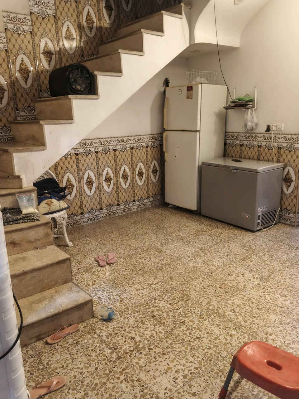 سلام عليكم دار تجاوز للبيع المساحه 200 متر يحتوي على غرف عدد 4 كبار وصاله كبيره واستقبال و مطبخ وحمامات عدد 3 كبار اوشغل البيت كله درجه اولى البيت كله سيراميك عل 120 عنوان البيت بغداد شهداء السيديه السعر 55وقابل للتفاوض رقم الهاتف ***********
