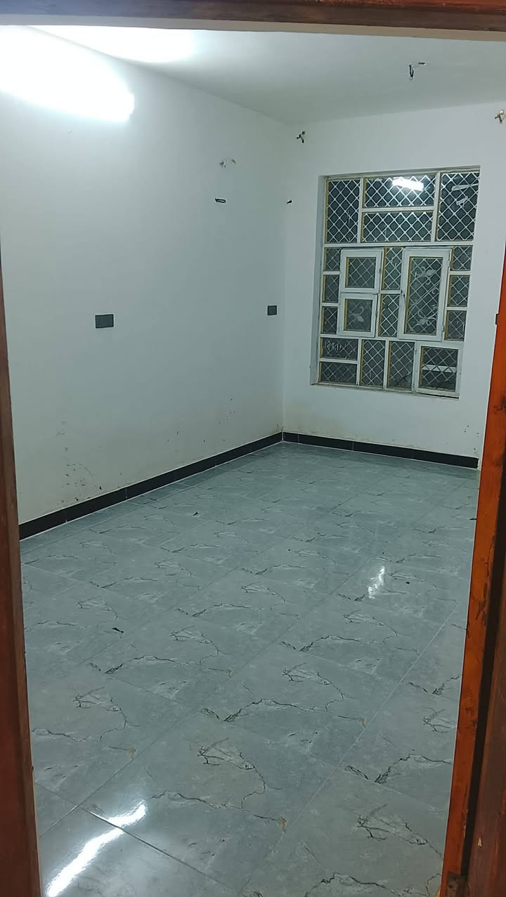 السلام عليكم بيت للبيع في منطقة إم الكبر ولاغزلان
مساحة 100م 3طوابق واجهه5 نزال20 طابو قرب مرطبات الباندا سابقأ حالين اركن السوري الموقع كلش حلو
يحتوي على استقبال+حوالي 4غرف  للستفسار ***********
