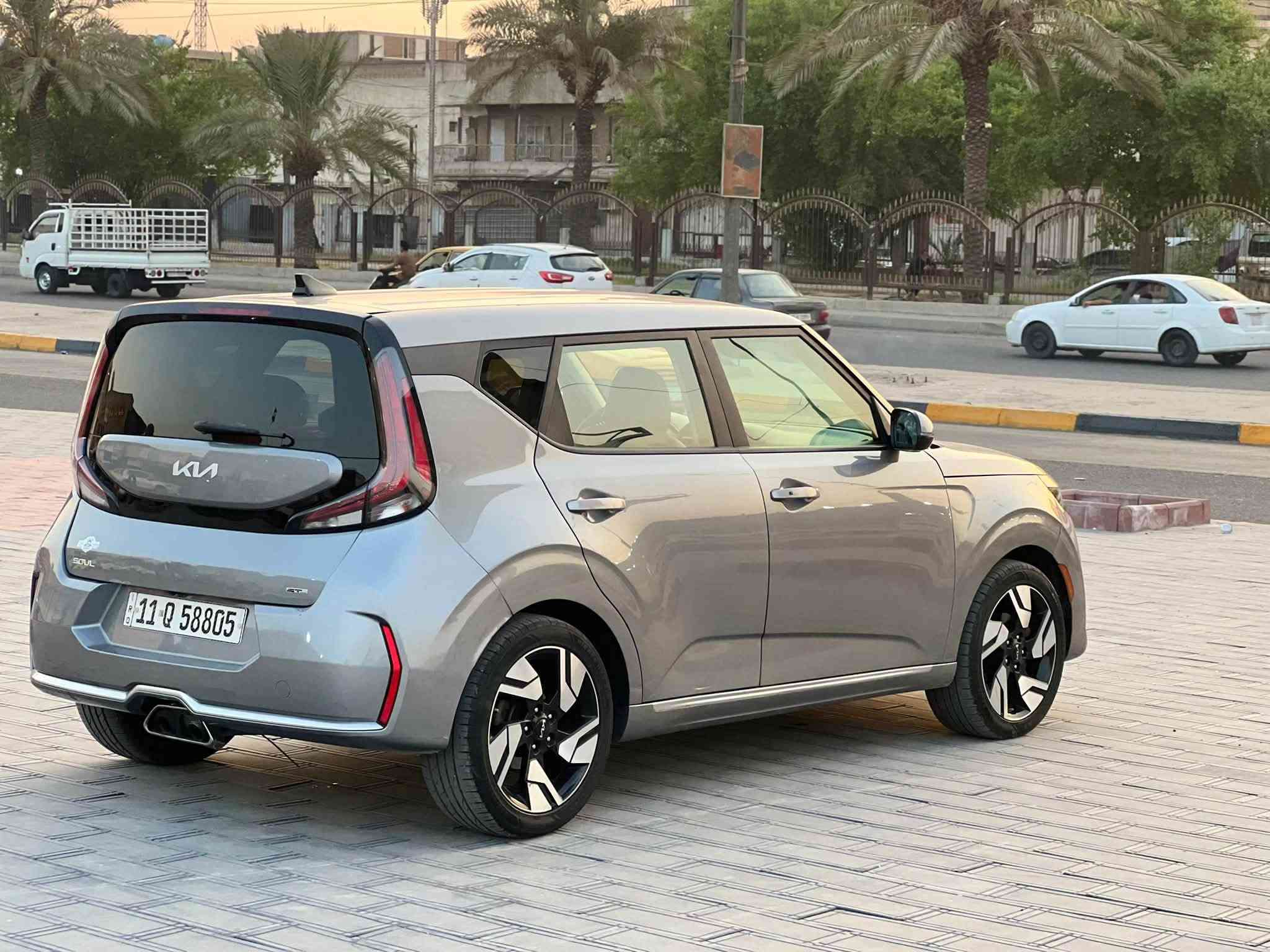 يالله
سيارة كيا سول (Kia Soul) موديل 2023 فئة GT-Line:
1. المحرك والأداء
 المحرك: 4 أسطوانات (I4) تنفس طبيعي بسعة 2.0 ليتر (\bm{2.0\text{L}}).
 القوة الصافية: 147 حصان عند 6,200 دورة/دقيقة.
 عزم الدوران: 132 رطل-قدم (179 نيوتن.متر) عند 4,500 دورة/دقيقة.
 ناقل الحركة: أوتوماتيكي متغيّر باستمرار ذكي (IVT / CVT).
 نظام الدفع: أمامي (FWD).
2. التصميم الخارجي والقطع الخاصة بـ GT-Line
 المقدمة والشبك: شبك أمامي رياضي كبير بلون أسود مع لمسات كروم رياضية وشعار كيا الجديد.
 العجلات (الجنوط): ألمنيوم رياضية قياس 18 بوصة بتصميم محدد لفئة GT-Line.
 المصدات: صدامات أمامي وخلفي بتصميم رياضي مع مخرج عادم خلفي كروم في الوسط.
 الإضاءة: مصابيح أمامية وخلفية بتصميم حديث مع إضاءة نهارية LED.
3. المقصورة والتكنولوجيا
 الشاشة الترفيهية: شاشة لمس مقاس 10.25 بوصة تدعم Apple CarPlay و Android Auto ونظام ملاحة.
 عجلة القيادة: عجلة قيادة رياضية بقاع مسطح (D-Cut) مكسوة بالجلد مع شعار GT-Line وتطريزات مميزة.
 المقاعد: مزيج بين الجلد والمقماش الرياضي مع تطريزات متباينة.
 النظام الصوتي: نظام صوتي ممتاز (متوفر بتجهيزات Harman Kardon في بعض الفئات العالية).
 الميزات: شاحن لاسلكي للهواتف، فتحة سقف كهربائية، ونظام تكييف أوتوماتيكي مزدوج المناطق.
4. أنظمة الأمان والمساعدة
 نظام التحذير من التصادم الأمامي مع فرملة الطوارئ الذاتية (FCA).
 نظام الحفاظ على المسار والتنبيه عند الخروج منه (LKA / LFA).
 نظام مراقبة النقاط الكوراء (BCA) والتحذير من حركة المرور الخلفية (RCCA).
 مثبت سرعة ذكي متكيف.
 كاميرا خلفية مع حساسات ركن.
السعر 145$ مجال بسيط
مكاني بغداد شارع الربيع
