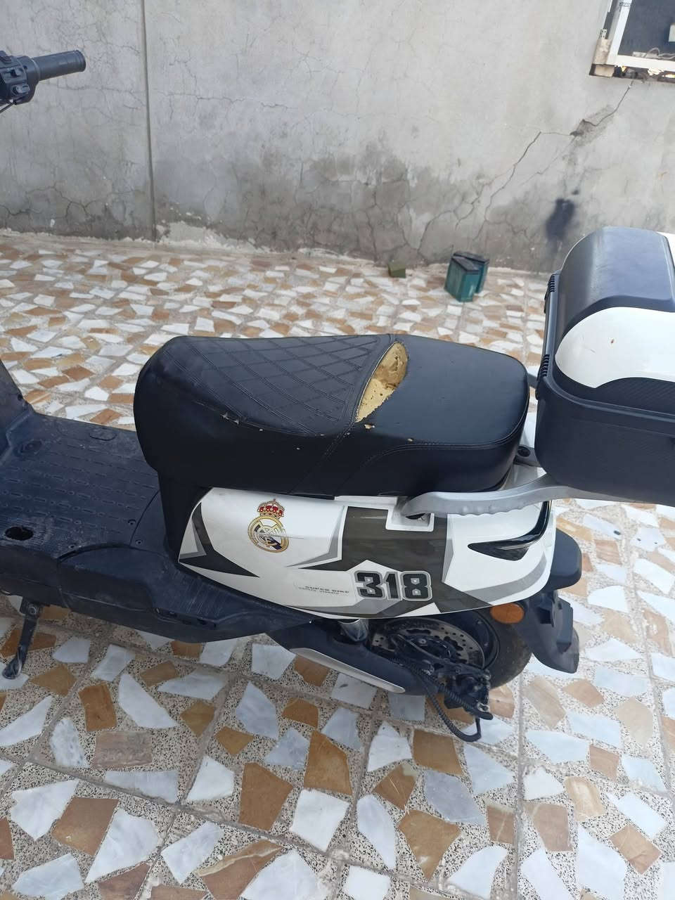 السلام عليكم ماطور 318 للبيع ويرهم مرواس.     مواصفات 6 باتري مبدل باتري واحد ملف عقل شرط كلول شغال.  يعوز فقط حاضن لين الحاضن مالتو تعبانه وسعر الحاضن 25الف. بل دواسه.   رقمي *********** مكاني موصل مزارع زيونه يم المرور سعرو 500 بي مجال
