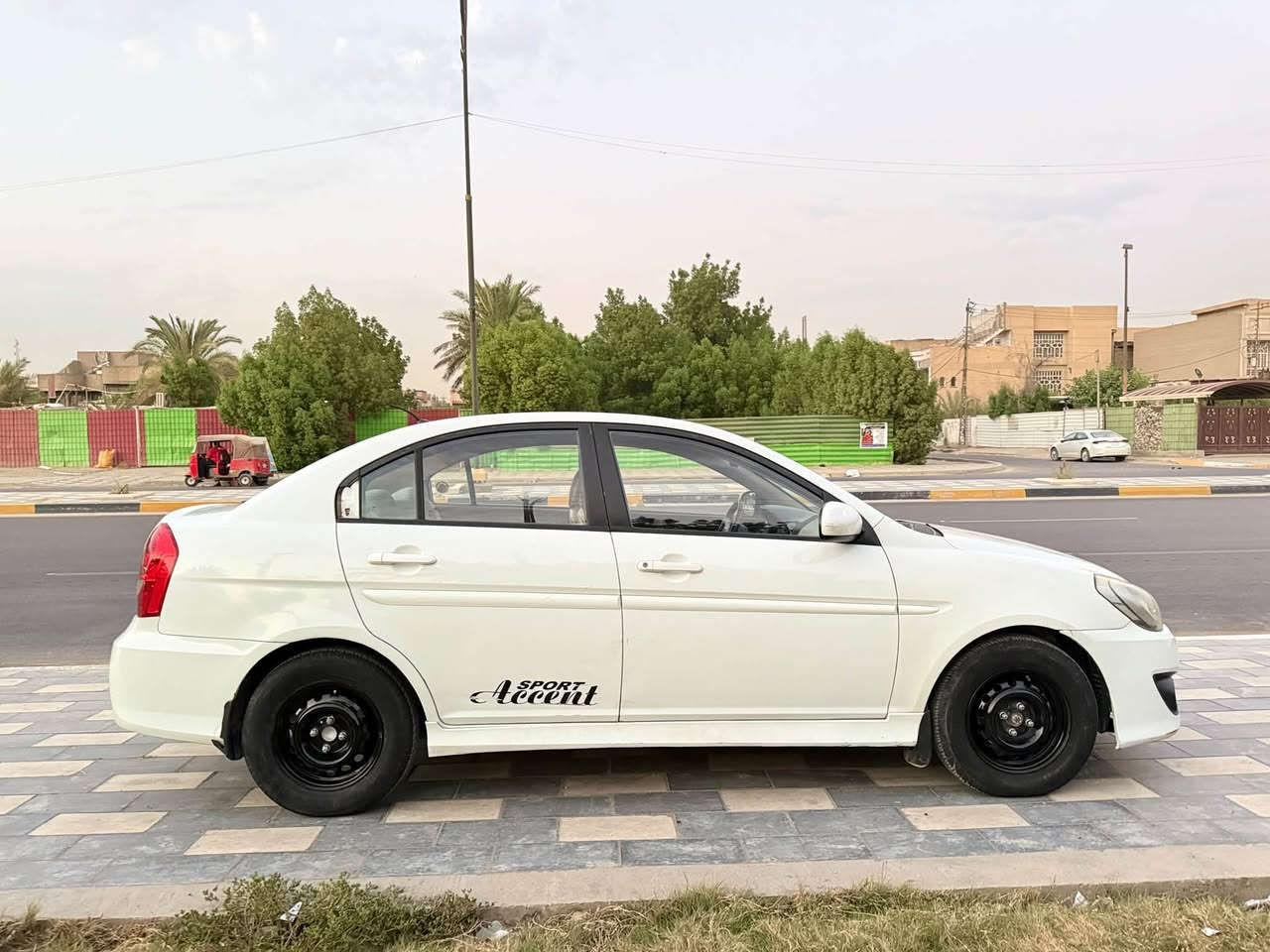 سلام عليكم 
اكسنت 2010 خليجيه 
جاملغ امامي صبغ فقط 
لغد شاصي تكمه حوض كفاله 
تبريد تخمً تاير حداديه مكفوله 
رقم بغداد الدولي الجديد بسمي 
السعر (75) وبيه مجال 
مكان بغداد 
***********
