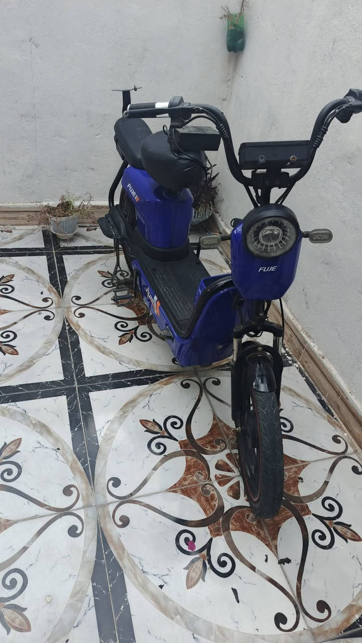 دراجه شحن للبيع نضيفه شغاله  سعر 150 بيها مجال شويه مكان واحد حزيران ***********
