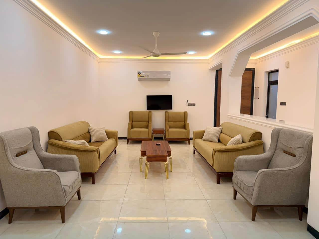 � شقق مؤثثة للإيجار – الكرادة 🏠

✅ غرفتان نوم
✅ صالة مريحة
✅ مطبخ متكامل
✅ حمام
✅ مؤثثة بالكامل وجاهزة للسكن
✅ مصعد حديث لخدمة السكان
✅ كراج خاص للسيارات
✅ مناسبة للعوائل والسكن الهادئ.

📞 للاستفسار والحجز:
***********
🏢 كما يمكنكم زيارة مكتبنا للاستفسار والحجز على العنوان التالي:

الكرادة داخل - مجاور دايموند مول / شارع علاء حداد.
