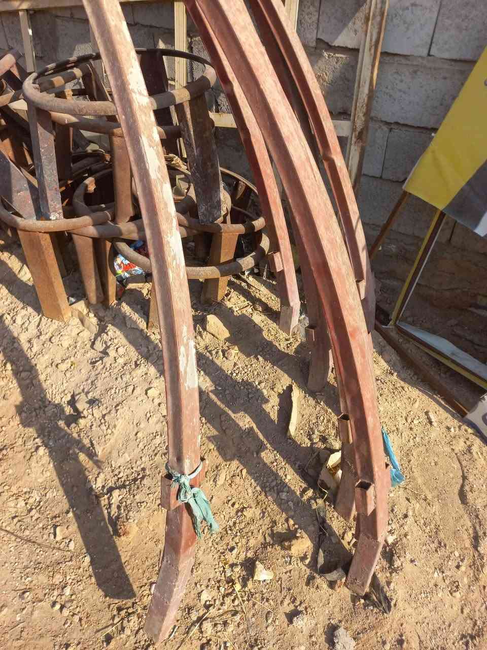 حديد جادر مقوس الطول ١٤متر العرض٤ونص الارتفاع ٣ مع قماش نظيف جدا للبيع المكان نجف ***********
