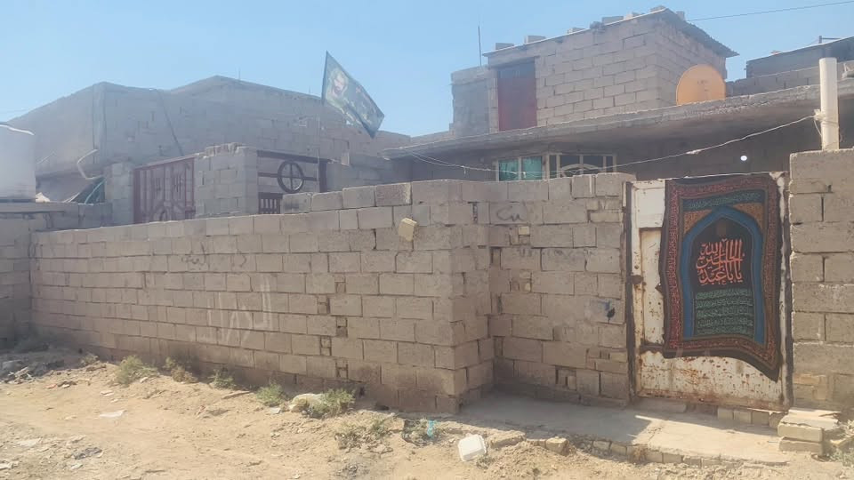 سلام عليكم بيت للبيع مساحت لبيت ١٠٠ مربع متكون من غرفه ومطبخ وصاله ولستقبال عوزه صب العنوان دوانم شارع ٢٠ (***********)سعر مخابره
