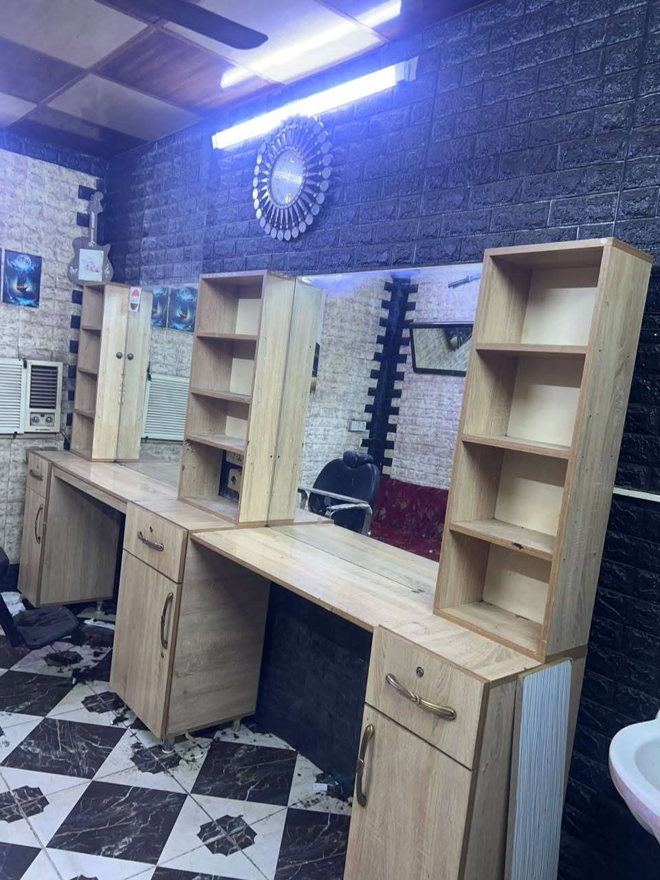 ميز حلاقه للبيع نظيف. كلش الي يريده هذا رقم صاحبه
***********
