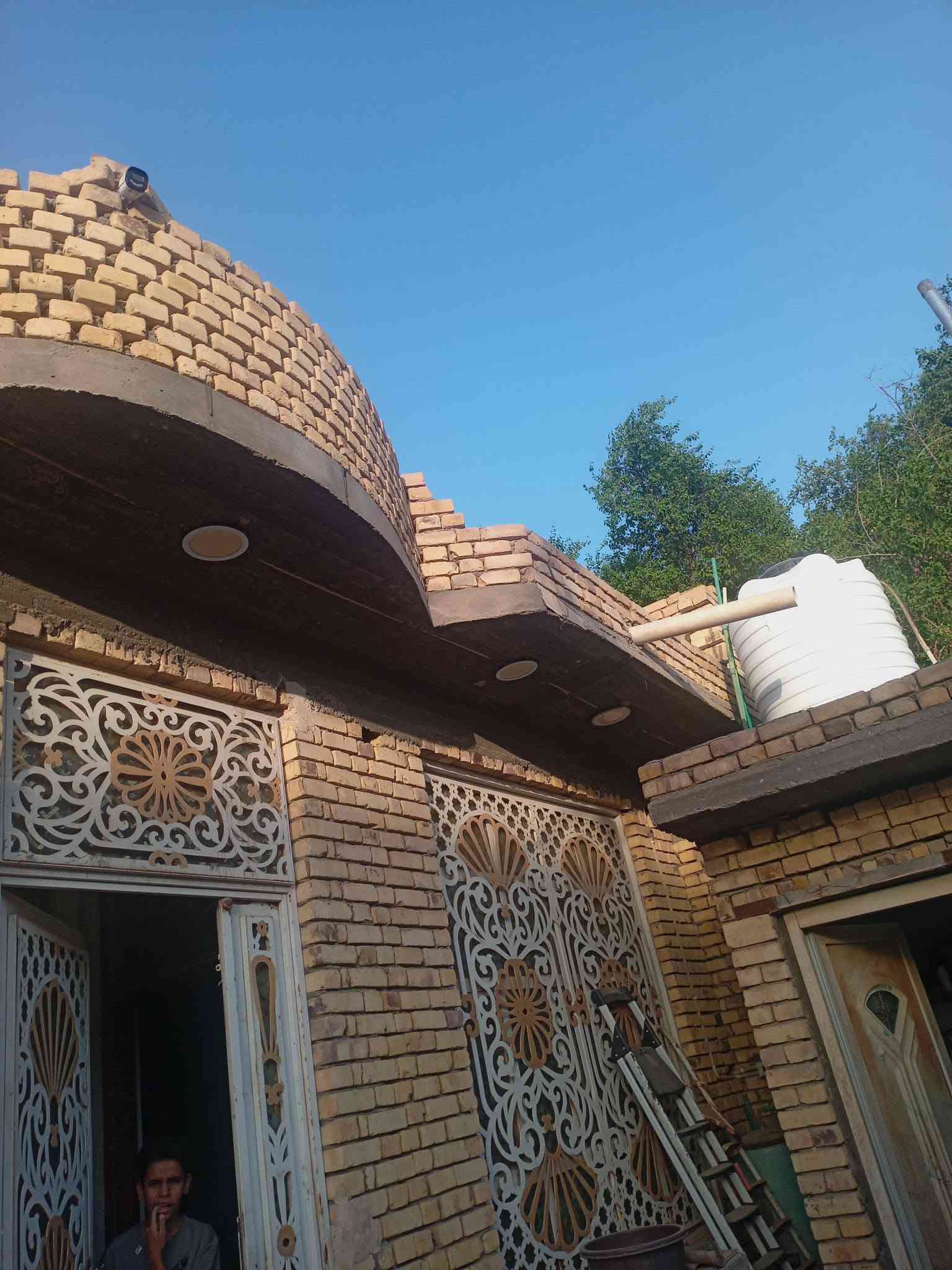 بيت امامي ١٠٠ متر ناصرية حي الشهداء شارع ابو قيصر يحتوي استقبال ٩ متر يصير تستقطع منها لعمل غرفة ومطبخ وصالة ٦ في ٤ وصحيات خارجية وطارمة كبيرة بناء جديد وكونكريت حسب الصور أدناه السعر ١٤٠ وبيه مجال بسيط
