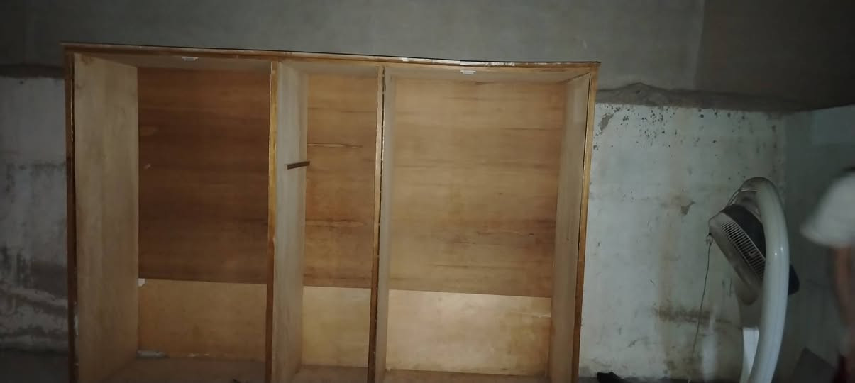 بيع مستعجل كنتور خشب ٦بوب وملحق بس البوب مامشدوده اخو الجديد ب١٠٠ بي مجال مكاني حي الجامعه ***********
