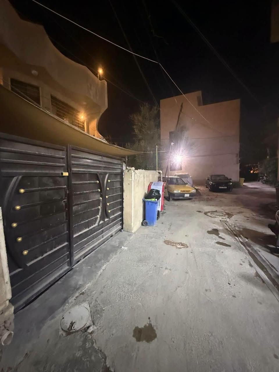 السلام عليكم تعلن شركة الجبوري للعقار والمقاولات العامه عن بيع دار ملك صرف زراعي سند 25 في منطقة الاسبع ابكار فرع المختار يصلح الإستثمار متجر حالين 950 الف
1 المساحة 200 مترررر
2 الواجه 8 مترررر 
3 النزال 25 مترررر 
4 عرض الفرع 6 متررر 
5 السعر 400 مليون وبي مجال 
يتكون من شقتين 
عنوان الشركة الكريعات الكويتي شارع حسينية ابي تراب قرب فلكة القرغولي استفسار اتصال على الارقام التاليه 
*********** أبو صكر الجبوري 
***********
