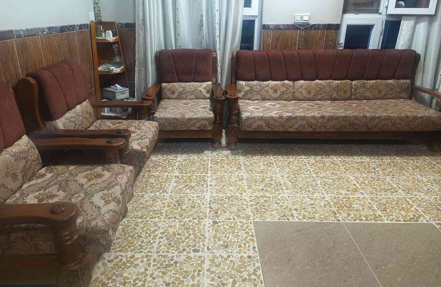 طخم نظيف خشب بورمي ثقيل قماش أصلي
 2 قنفات كبار واربعة صغار  ب 350 ألف 
للتواصل ***********
