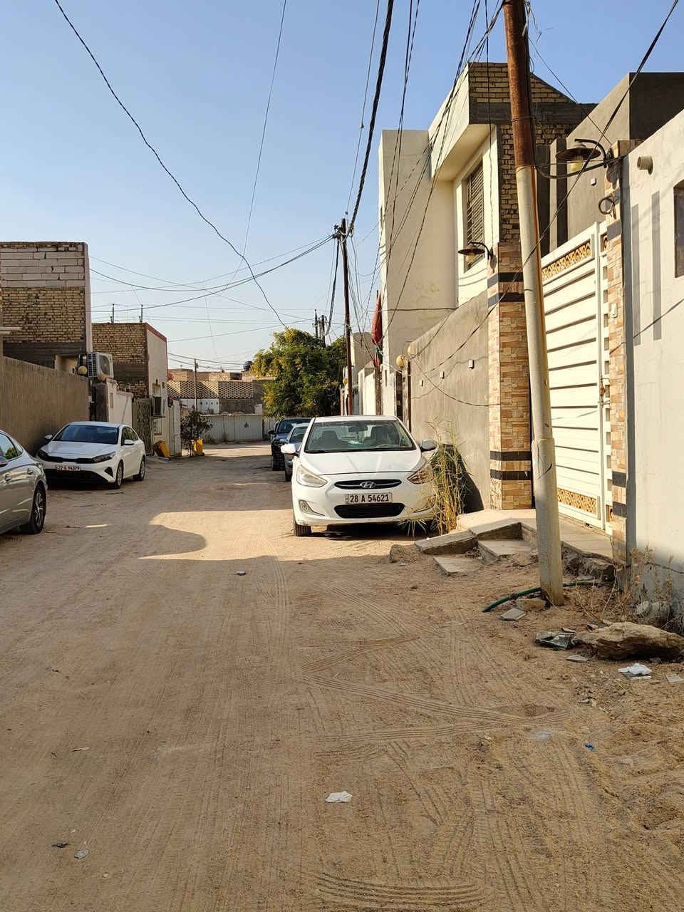 دار 100 متر في شارع المطار شارع الشفلات خلف اسواق فارس العبدلي شارع 10 متر مرتب منطقه مرتبه كلش طابقين الطابق الارضي يحتوي على غرفه وصاله واستقبال ومطبخ و3 حمامات غربي وشرقي ومنور الطابق الثاني يحتوي على غرفه وصاله وحمام غربي وشرقي البناء صب كونكريت وطابوق النهروان بنيان جناي  للاستفسار 
الاتصال
***********
واتساب
 ***********
